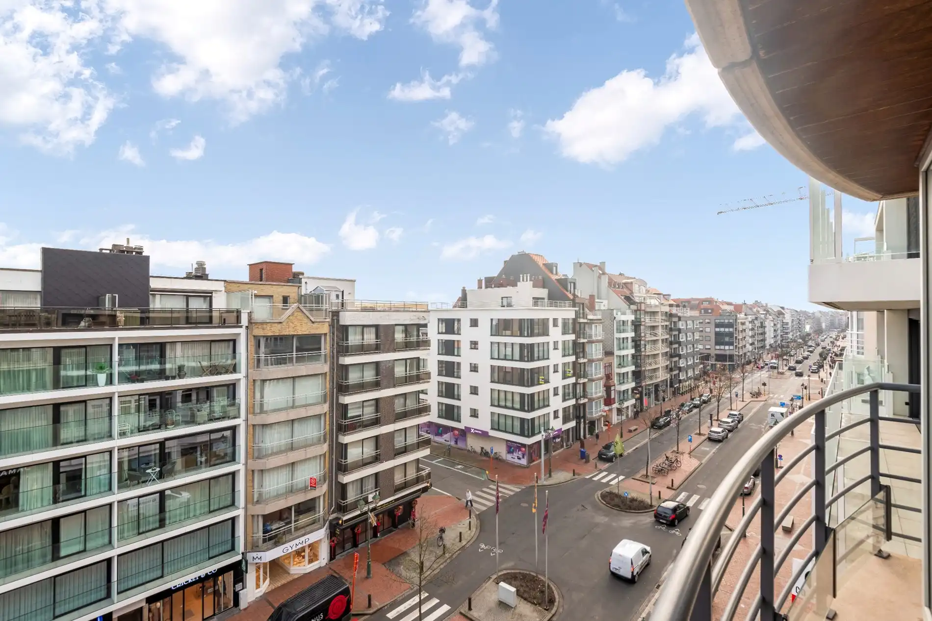 Recent en modern appartement met 2 slpk. gelegen op de belangrijkste winkelstraat van Knokke op wandelafstand van de zeedijk.  foto 15