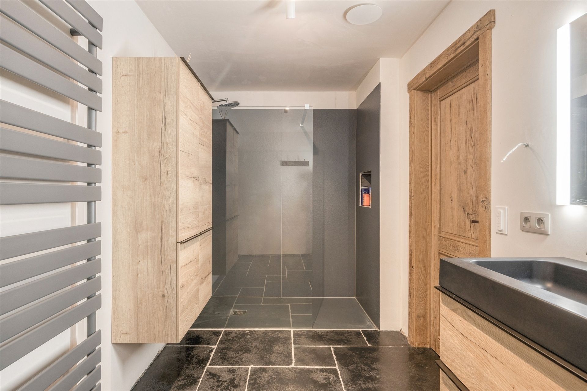 Volledige gerenoveerde woning met loods foto 16