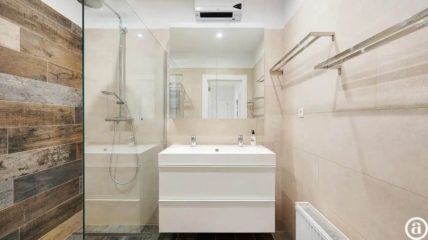 Gerenoveerd 2-slaapkamerappartement op topligging foto 9