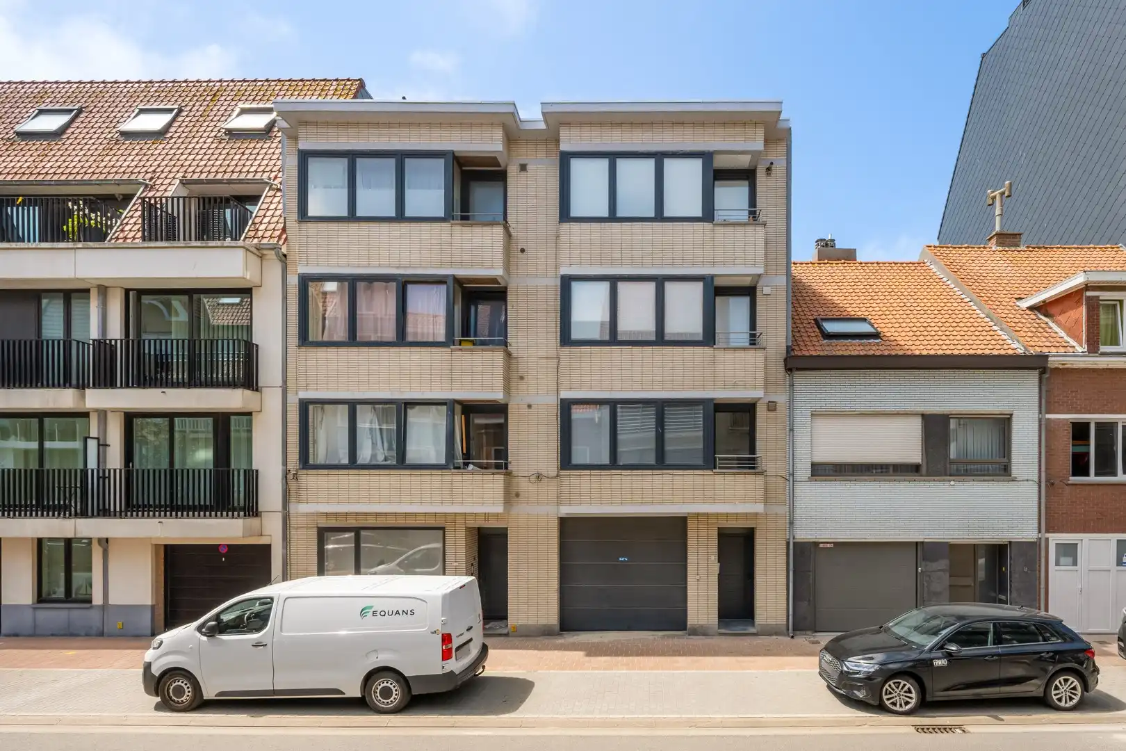 BREDENE | Instapklaar appartement vlak bij het strand met 2 slaapkamers en staanplaats foto 2