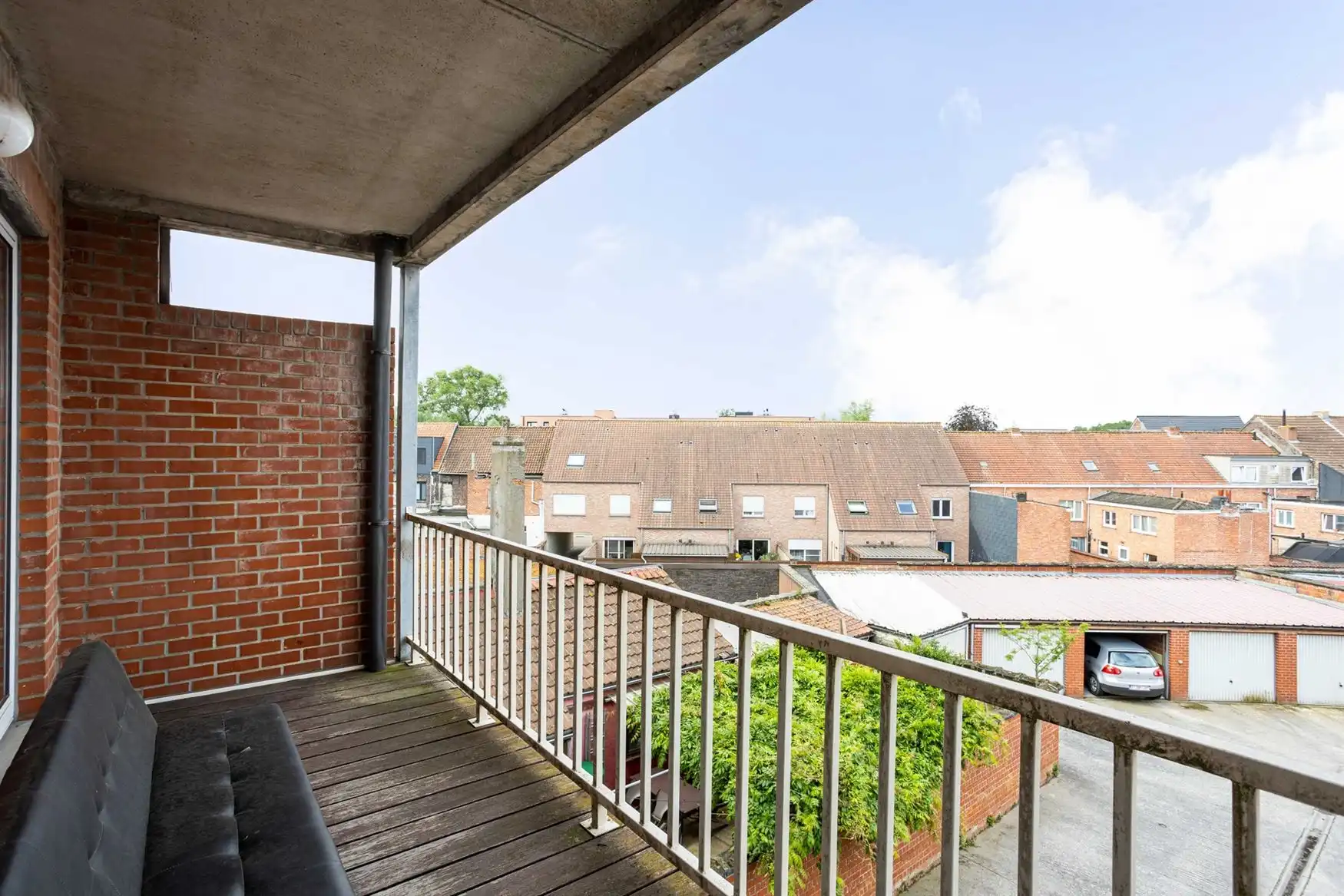 Lichtrijk appartement met garagebox tegenover station Eeklo foto 5