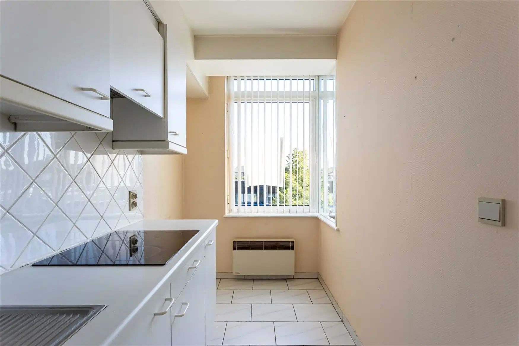 Lichtrijk appartement met garagebox tegenover station Eeklo foto 5