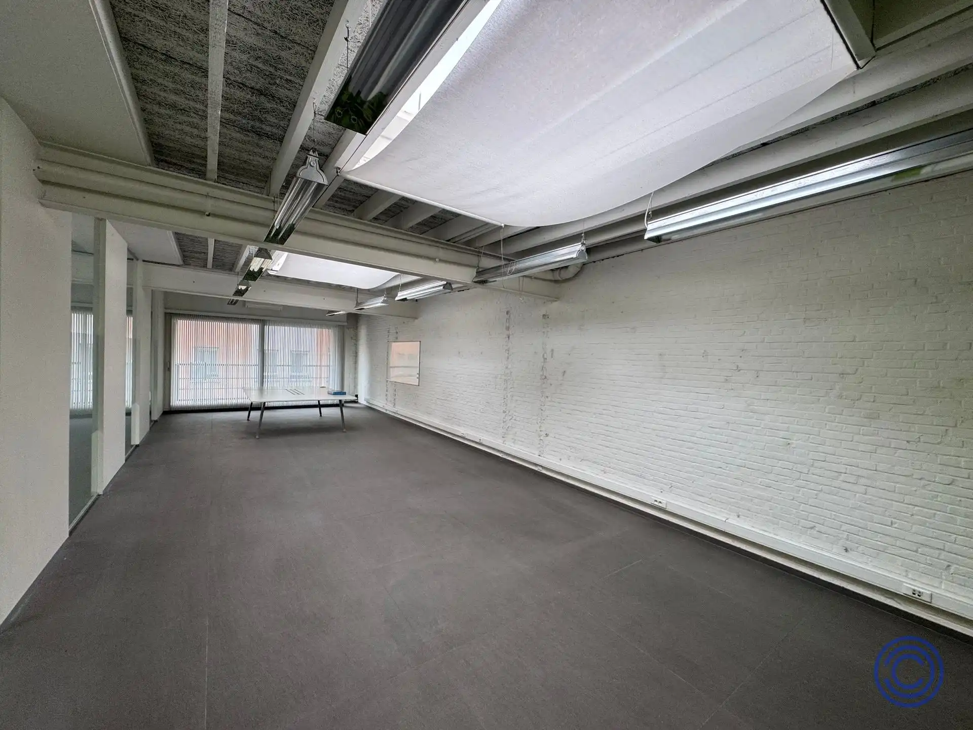 Magazijn met kantoorruimte te huur op toplocatie – perfect voor efficiënte bedrijfsactiviteiten. foto 7