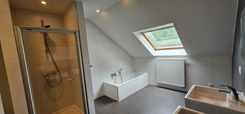 Recente en moderne gezinswoning met drie slaapkamers, garage en tuin foto 9