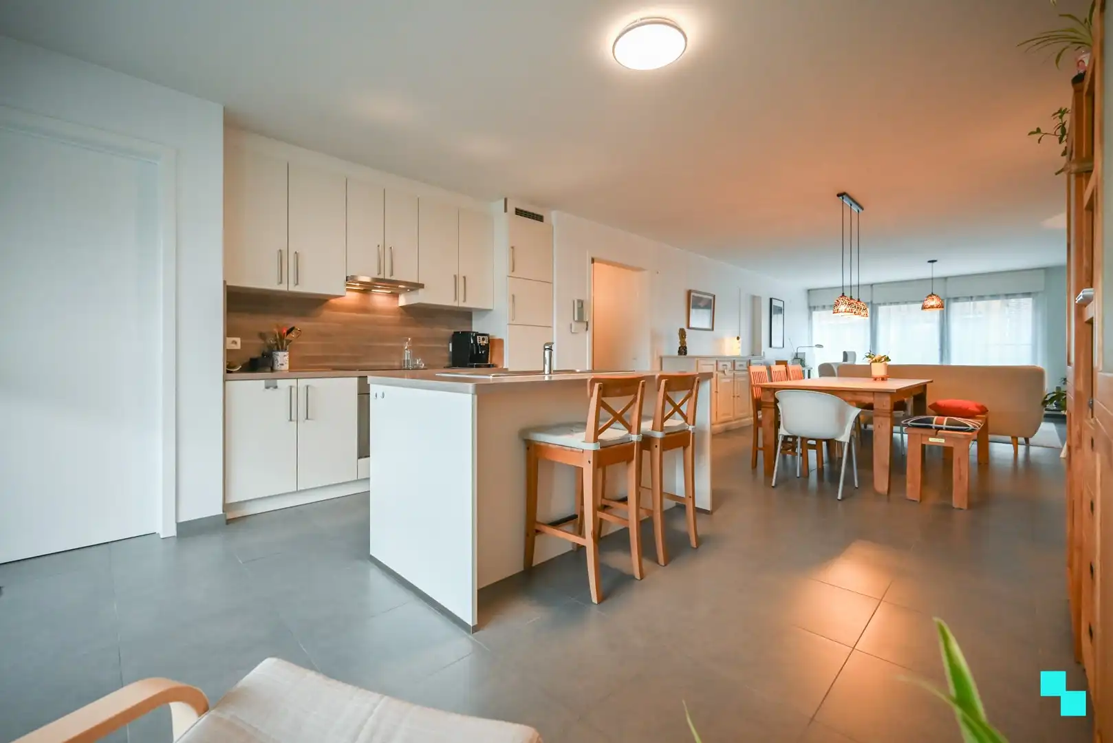 Lichtrijk tweeslaapkamer appartement te hartje Izegem foto {{pictureIndex}}