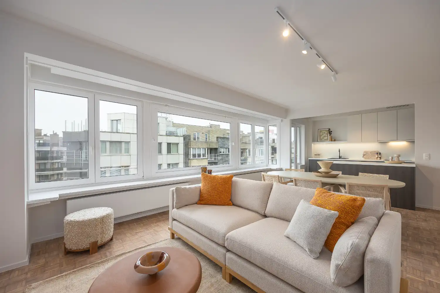 Gerenoveerd drie slaapkamer appartement met open zicht! foto {{pictureIndex}}