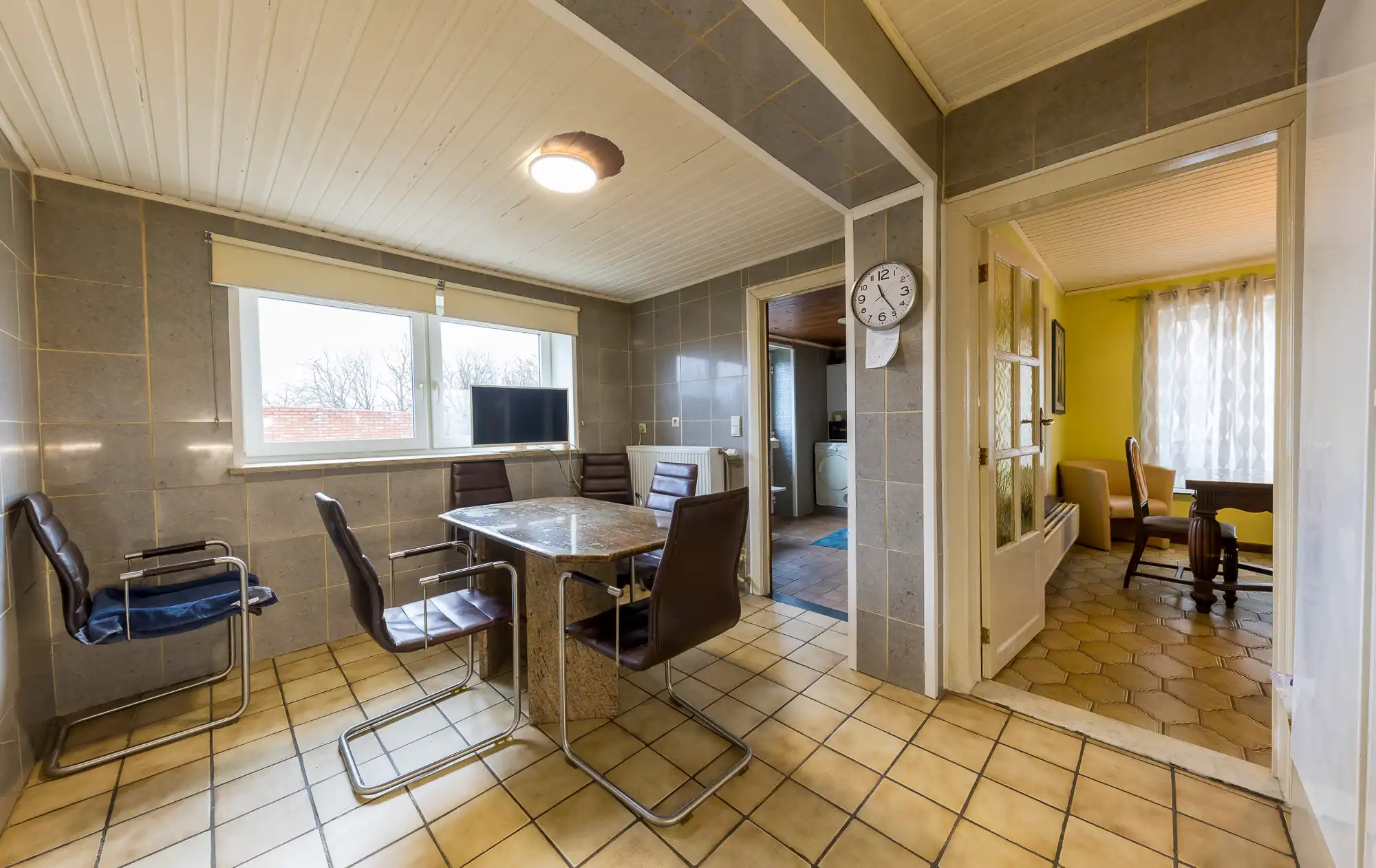 TE KOOP: Goed gelegen (halfopen) woning met bijgebouw van 90m2 te Lanklaar foto 3