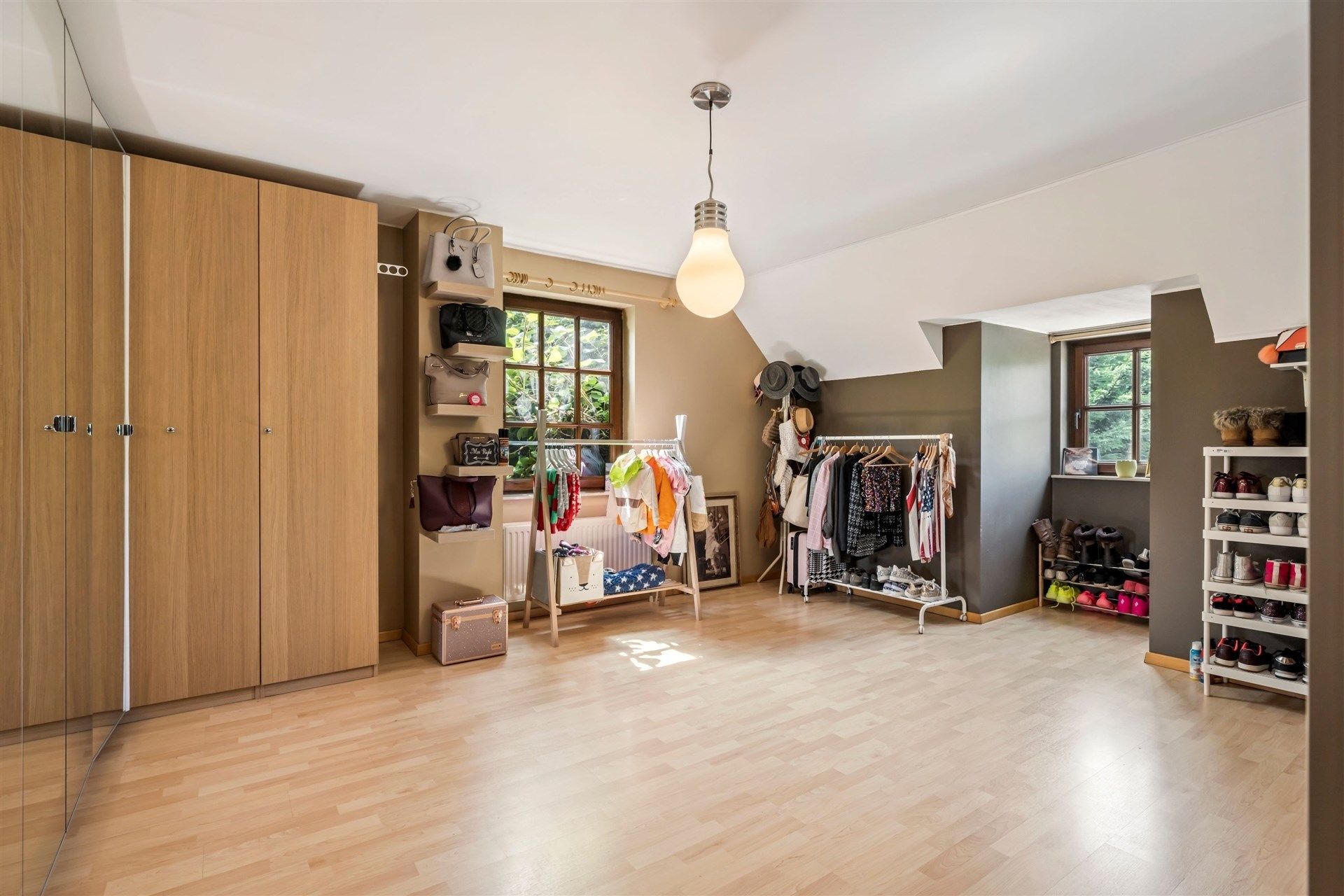 Ruim opgezette, landelijke woning met aangename tuin, 6 slaapkamers en een ingerichte woonstudio op de 2e verdieping foto 20