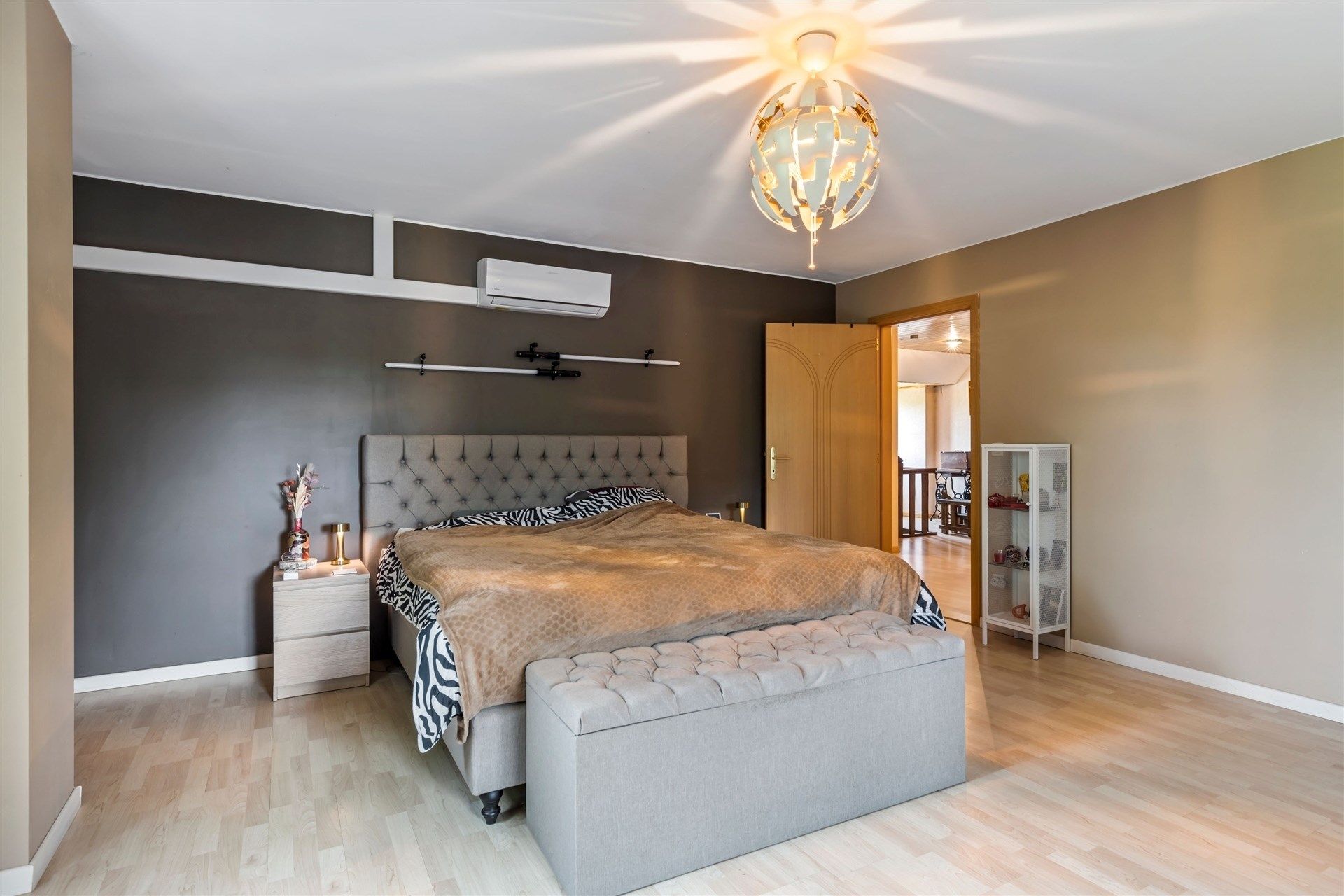 Ruim opgezette, landelijke woning met aangename tuin, 6 slaapkamers en een ingerichte woonstudio op de 2e verdieping foto 20