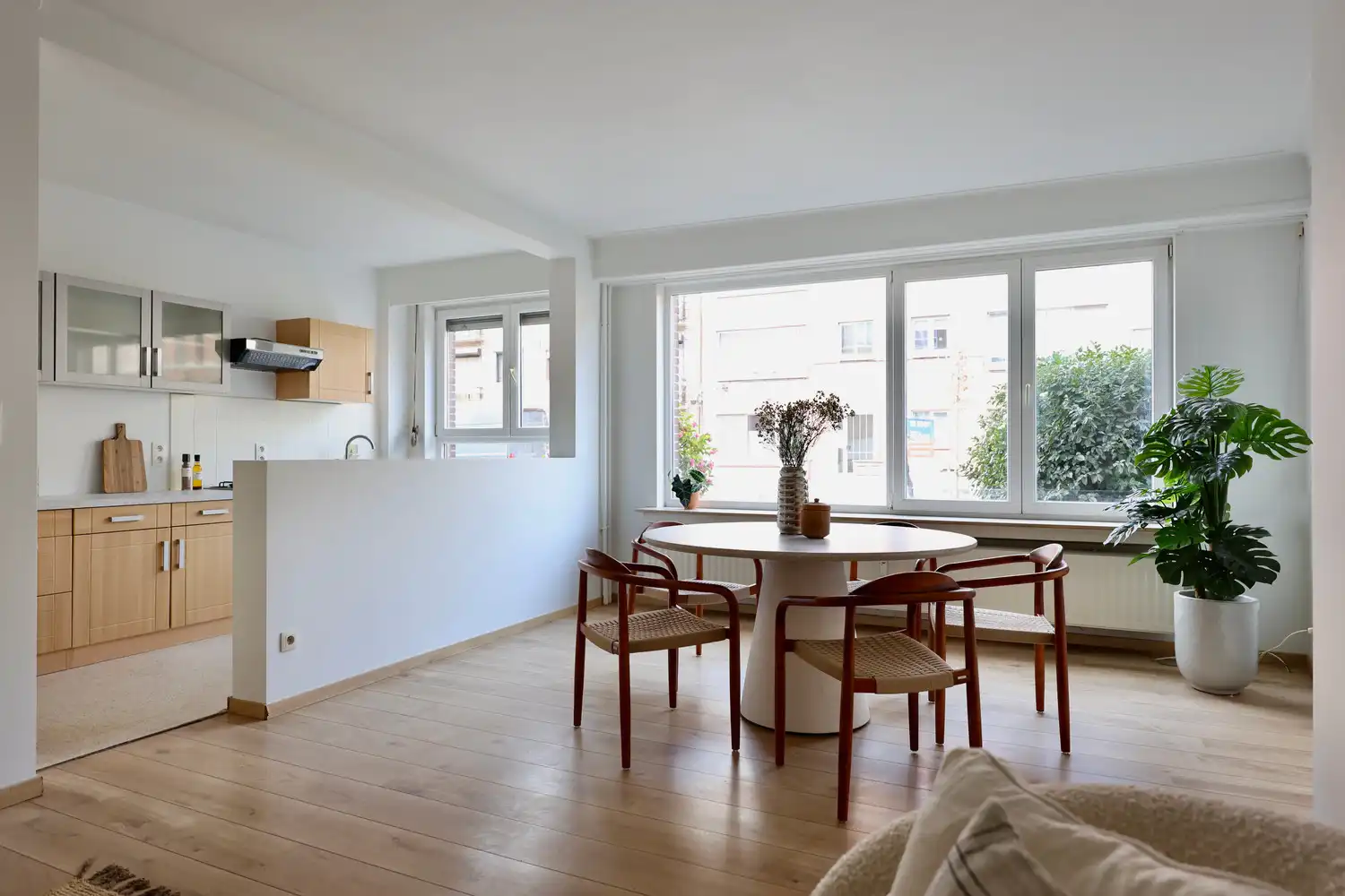 Instapklaar appartement met 2 ruime slks, tuin en parking! foto 8