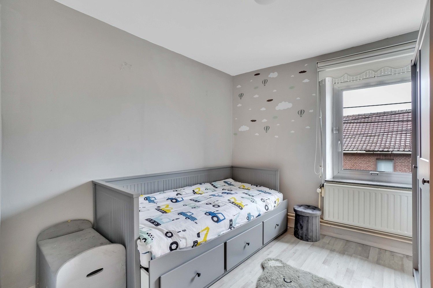 Te koop: Gerenoveerde gezinswoning met vier slaapkamers, twee moderne badkamers en een grote vrij in te richten zolder. foto 10