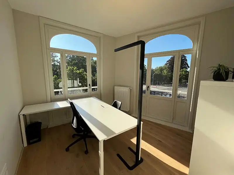 Gerenoveerd kantoorgebouw in Brugge: een nieuwe werkplekervaring! foto 10