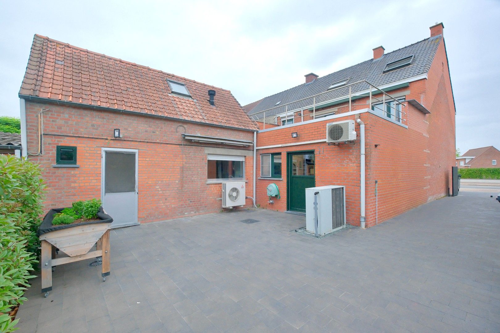 Instapklare handelswoning op toplocatie in Torhout! foto 25