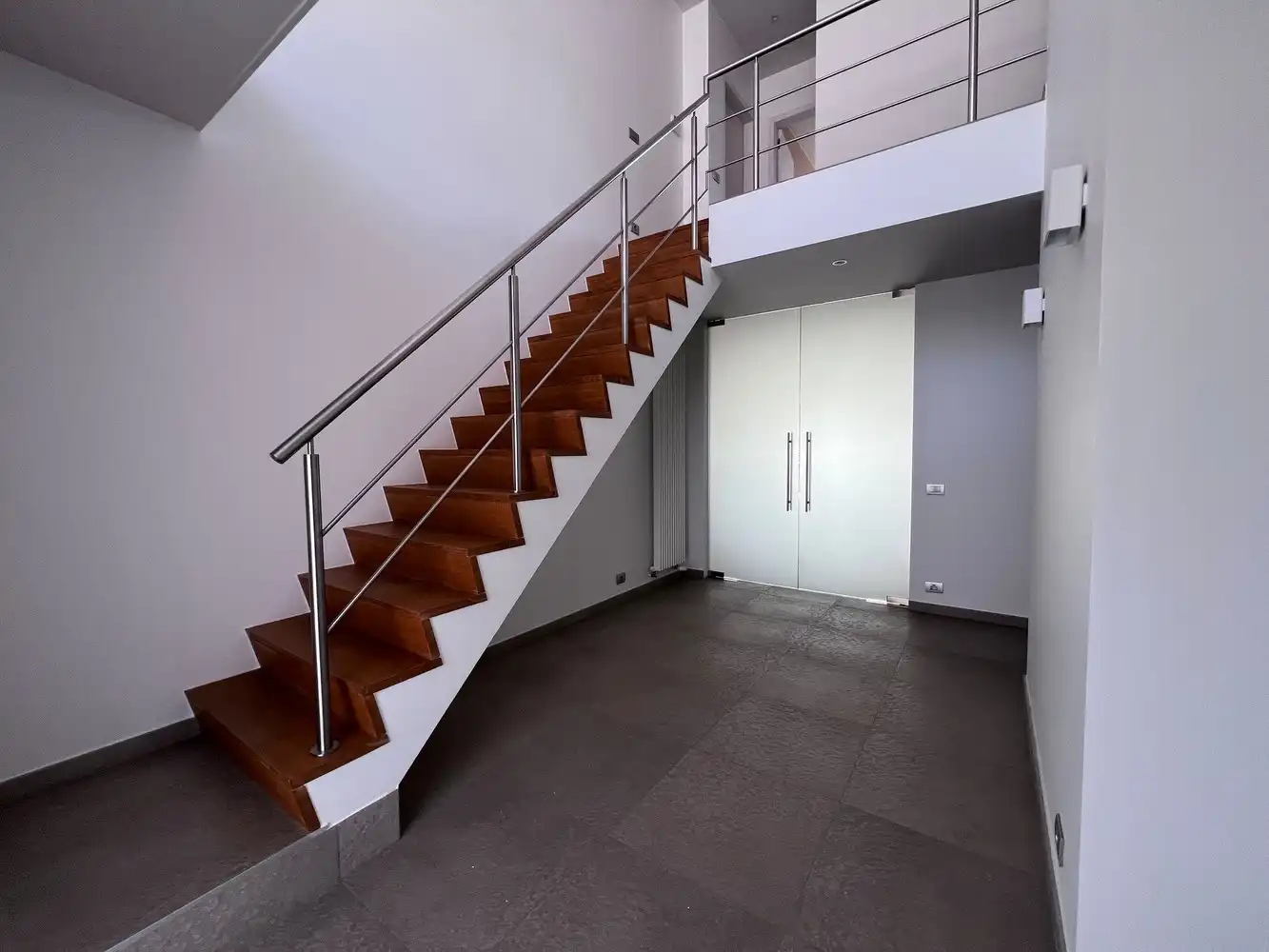 Instapklare woning met 5 slaapkamers en praktijk/kantoorruimte foto 2