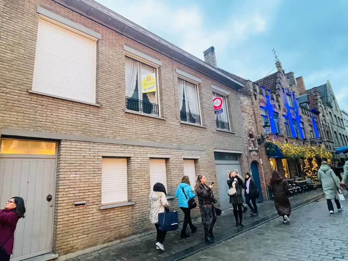Hartje Brugge &nbsp;TOP &nbsp;TOERISTISCHE LIGGING , in de GOUDEN DRIEHOEK, Uitzonderlijk HANDELSPAND ( gevelbreedte 11 meter) &nbsp; &nbsp; &nbsp; &nbsp; &nbsp; &nbsp; &nbsp; &nbsp; &nbsp; &nbsp; &nbsp; &nbsp;&nbsp; LICHTRIJKE WINKELRUIMTE ,uitgevend op &nbsp;Exclusieve STADSPATIO met overdekte rondgang van 105m²+ GARAGE van 30 m² UNIEK&nbsp; IN BRUGGE op dergelijke ligging ! ERBOVEN lichtrijk ruim APPARTEMENT met zonneterras, foto 2
