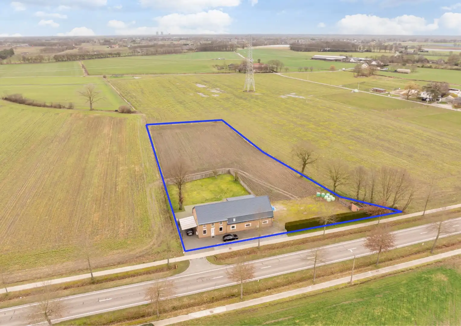 Vrijstaande, zeer verzorgde woning met aangrenzende, uitgeruste stalling/loods op een perceel van 72a14ca foto 2