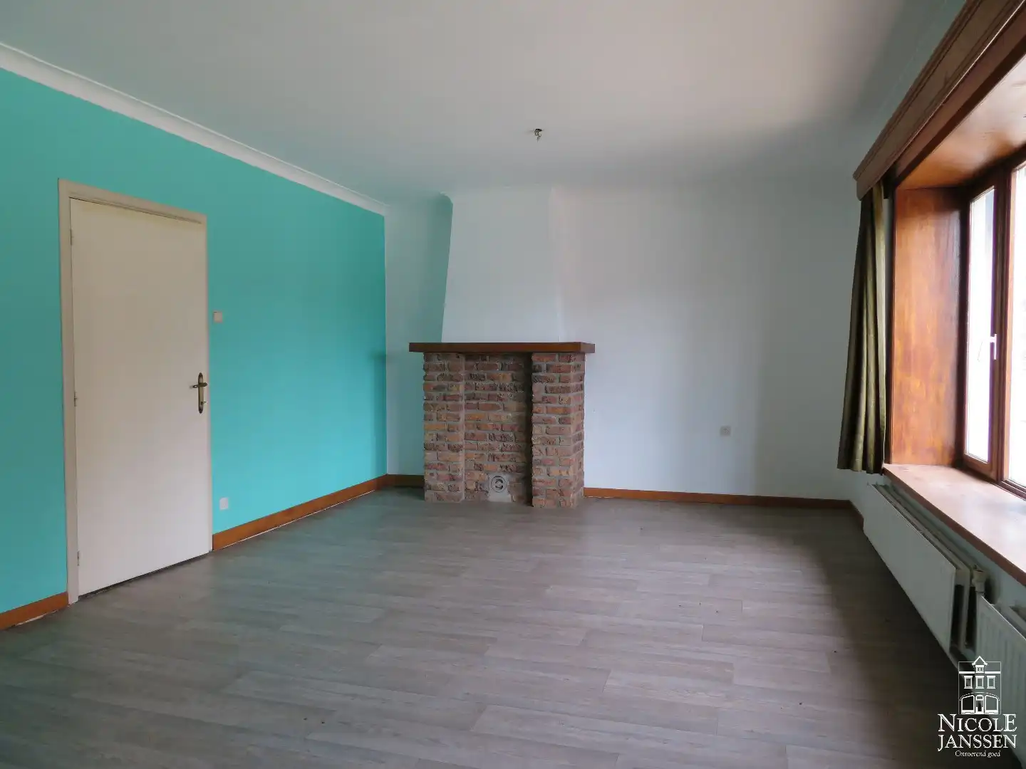 Halfvrijstaande woning met handelsruimte en 5 parkeerplaatsen foto 16