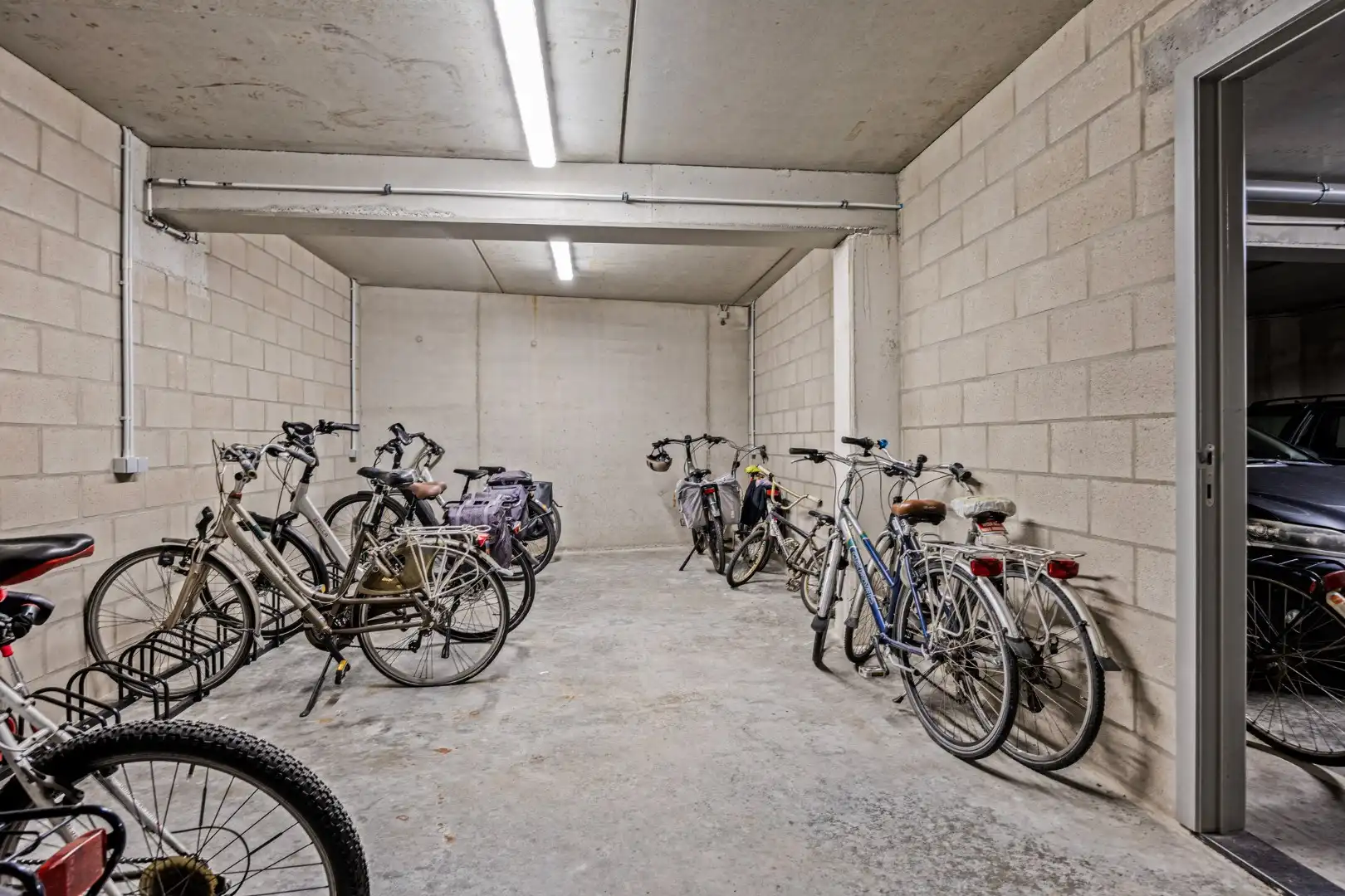 Ruim appartement met 2 slaapkamers en tuin + autostaanplaats vlakbij autostrade - EPC 68 kWh/m²  foto 25