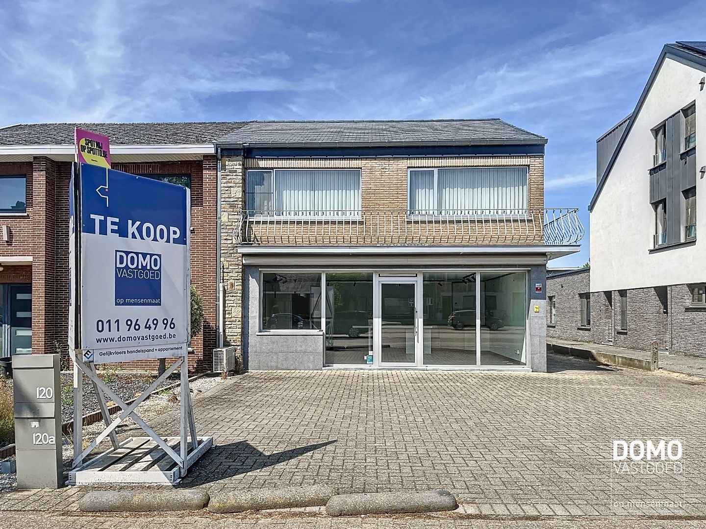 Commercieel gelegen handelspand met inclusief bovenliggend appartement te Kermt. foto 2