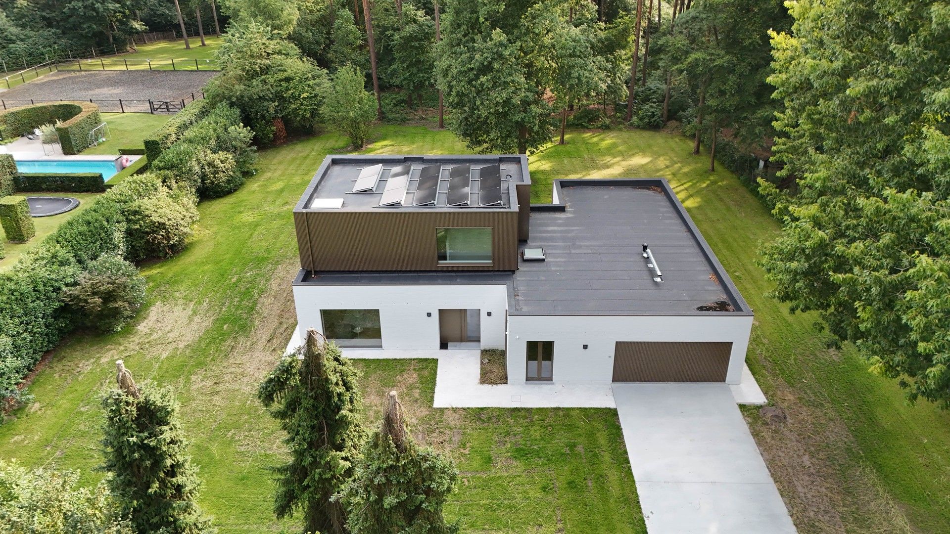 Moderne nieuwbouwvilla op prachtig perceel 4.718 m² - 2% RR! foto {{pictureIndex}}