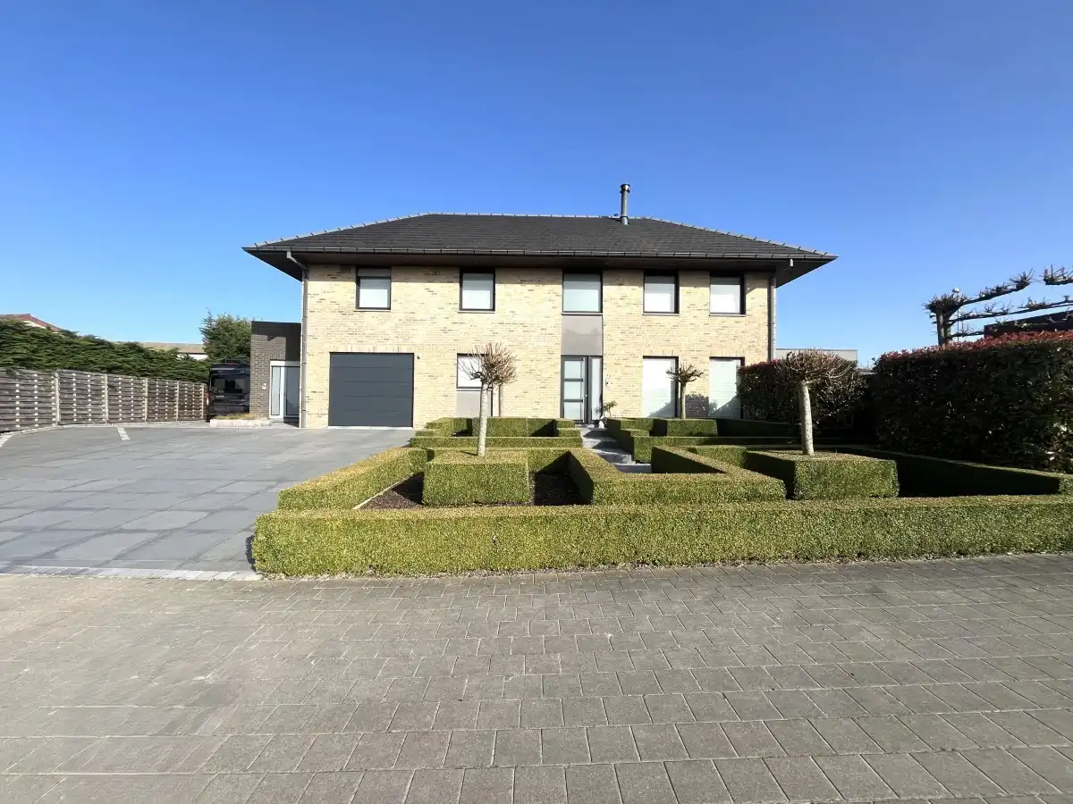 Dadizele – Ruime woning met loods van ca. 400 m², zwembad en bureelruimte foto {{pictureIndex}}