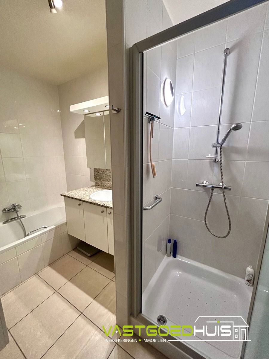 Instapklaar tweeslaapkamerappartement met terras en garage foto 24