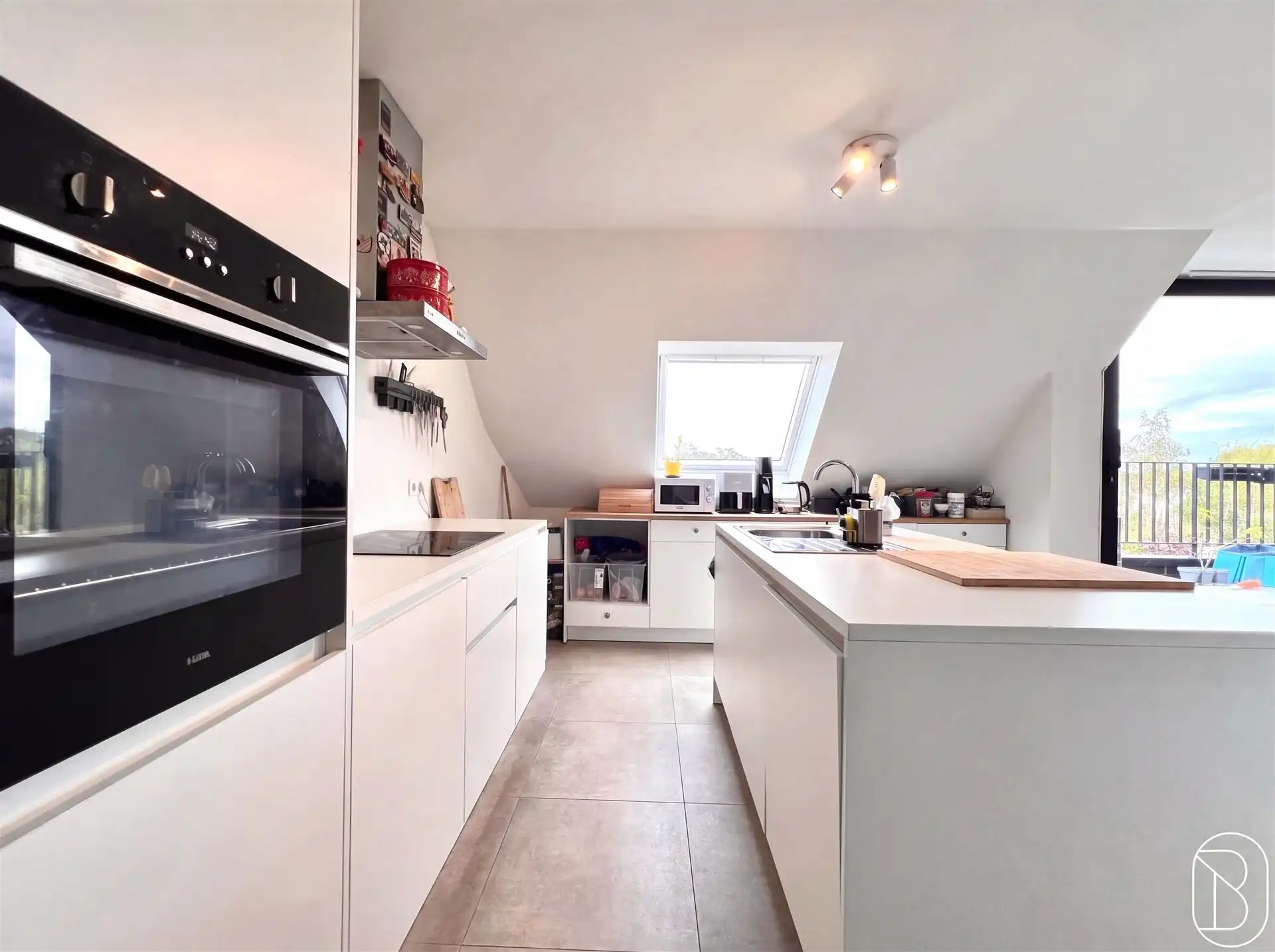 Leuk recente penthouse met terras en 2 SLK! foto 8