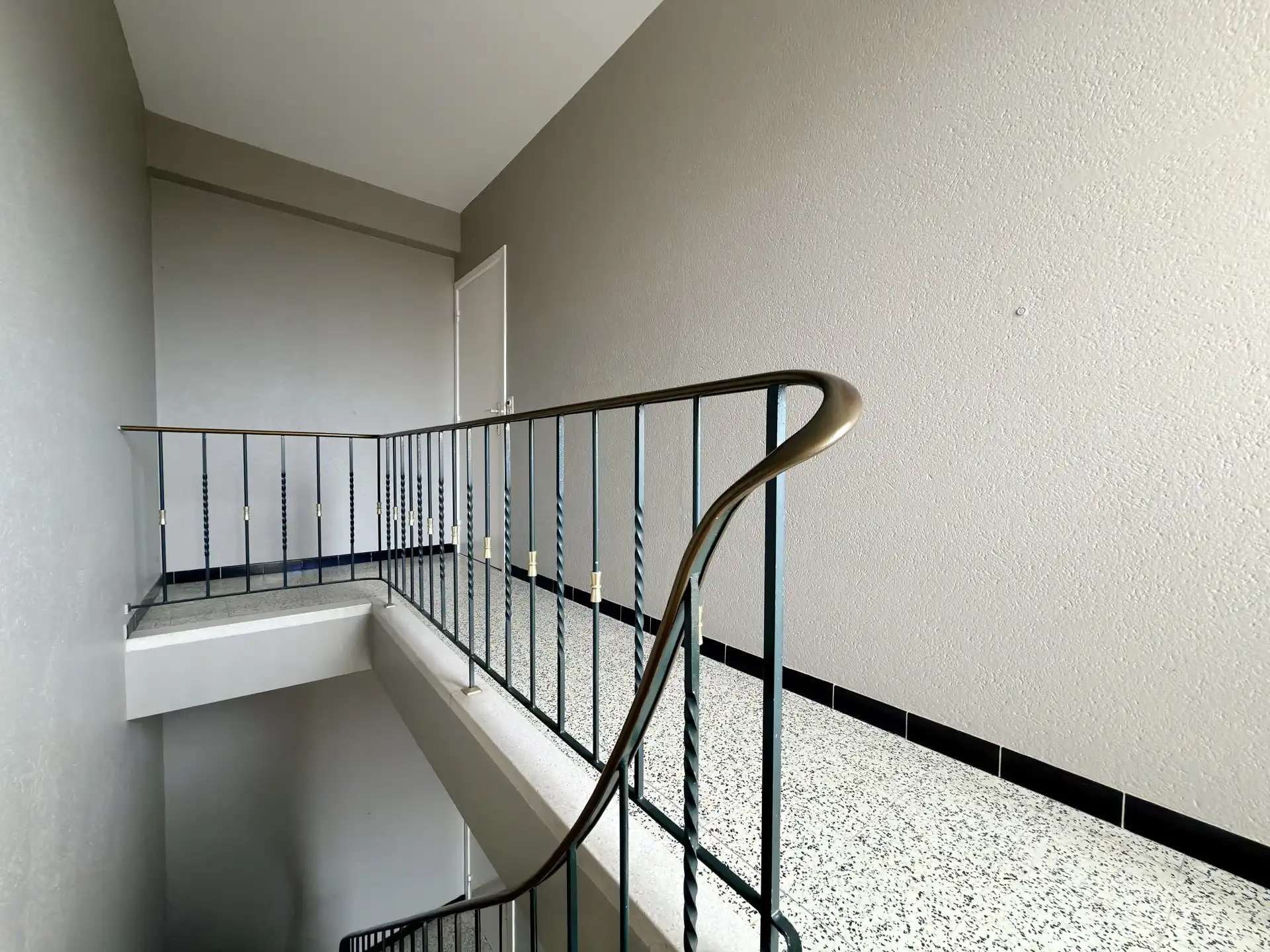 Instapklaar 2-slaapkamerappartement met zonnig terras te koop in De Panne. foto 3