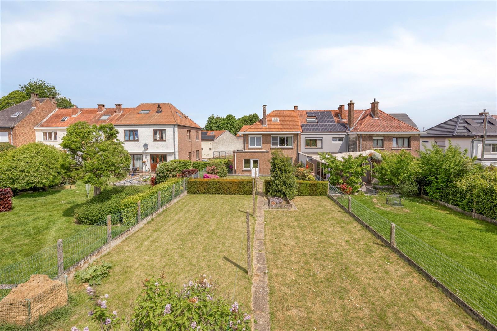 Ruime en zeer goed onderhouden 3-gevelwoning (EPC C) met garage foto 3