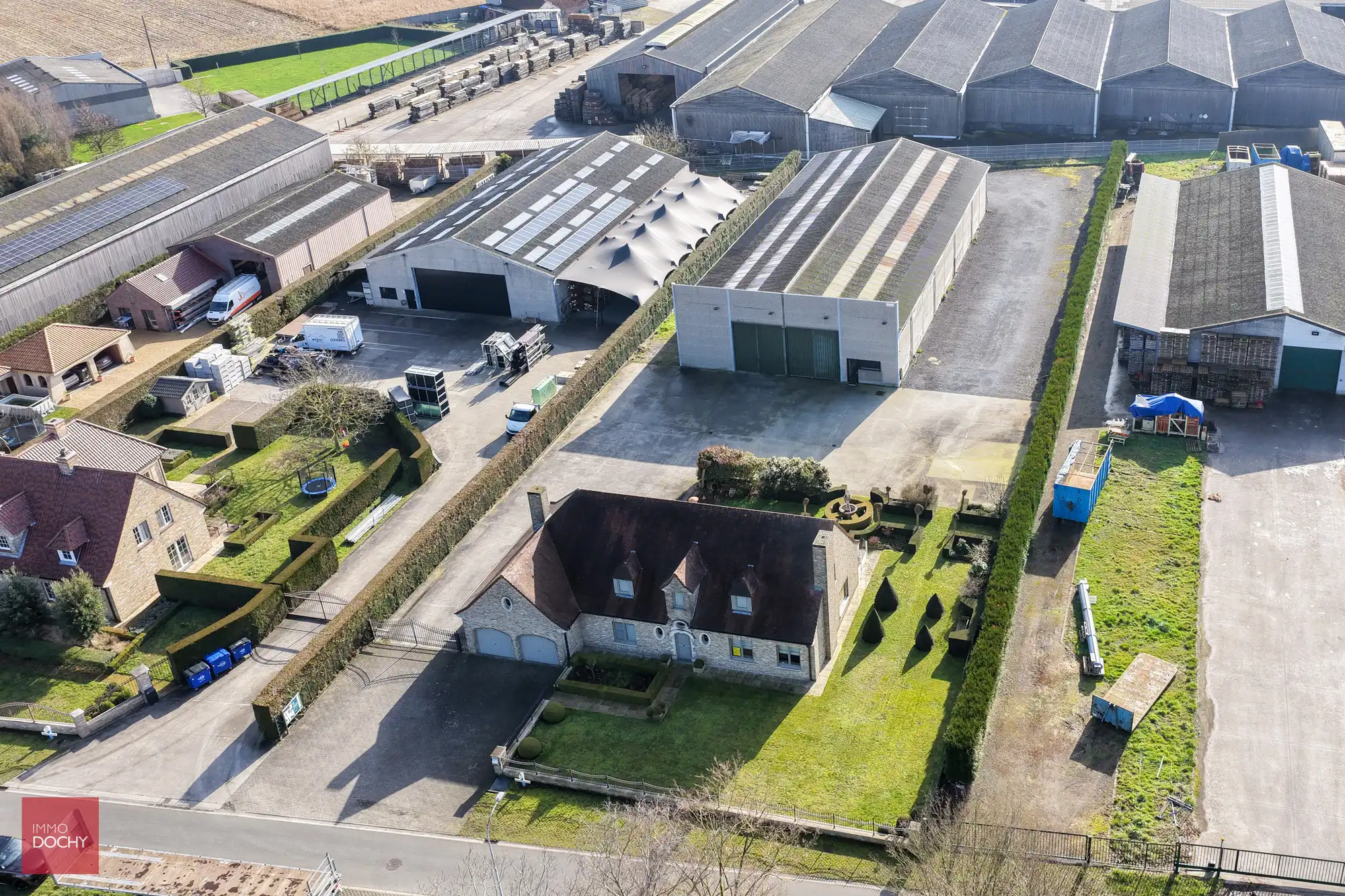 Villa met magazijn te huur – uitstekende ligging foto 2