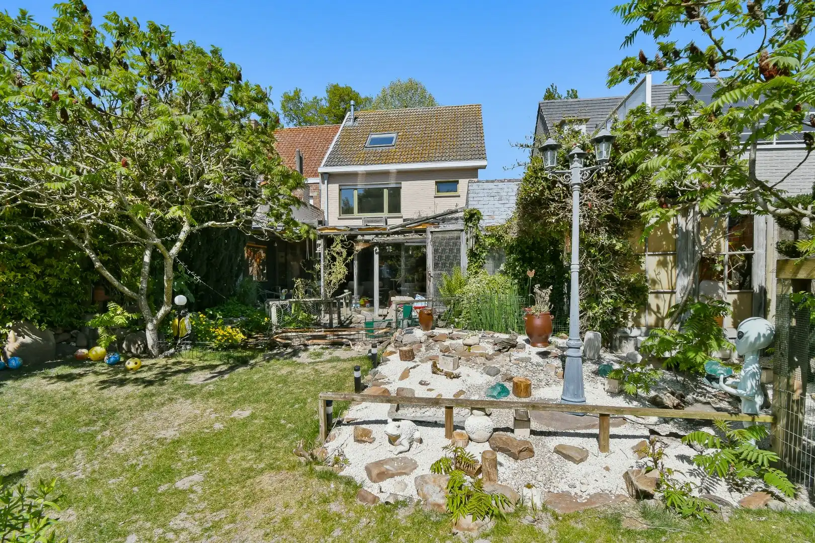 Woning met drie slaapkamers, garage en zonnige tuin foto 3