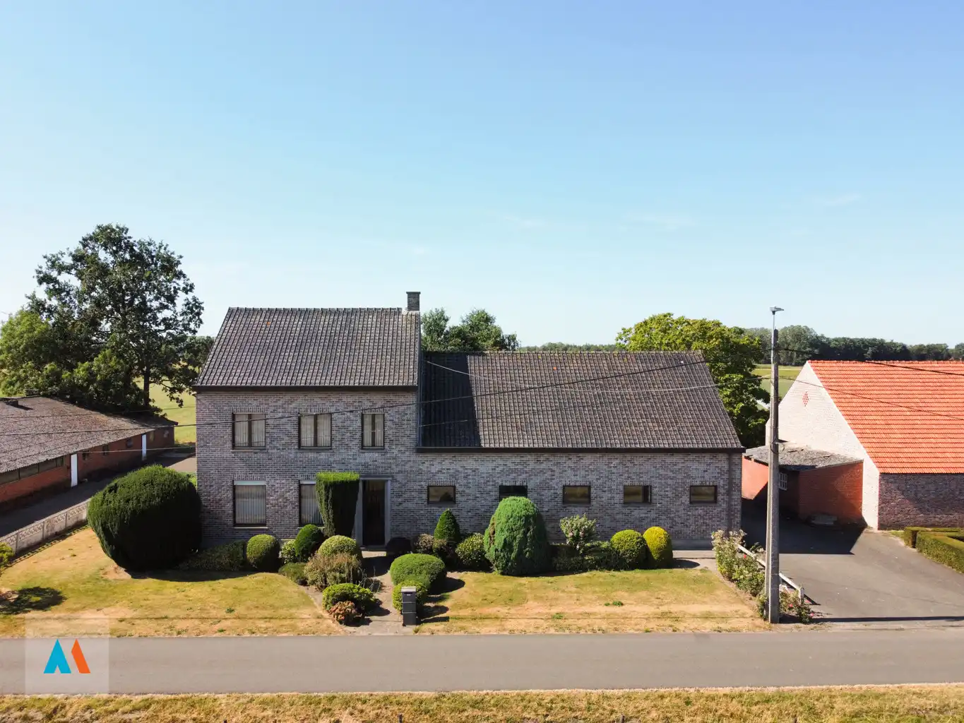 Hoofdfoto van de publicatie: Langgevelhoeve met bijgebouwen in Loenhout