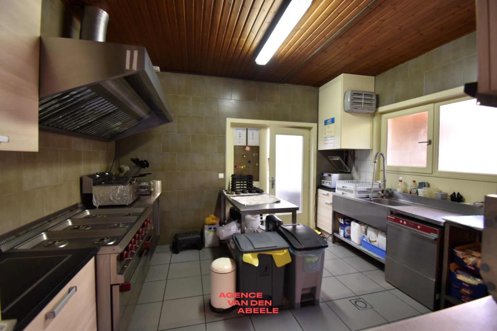 Handelspand bestaande uit eethuis met café en privé woonst foto 17