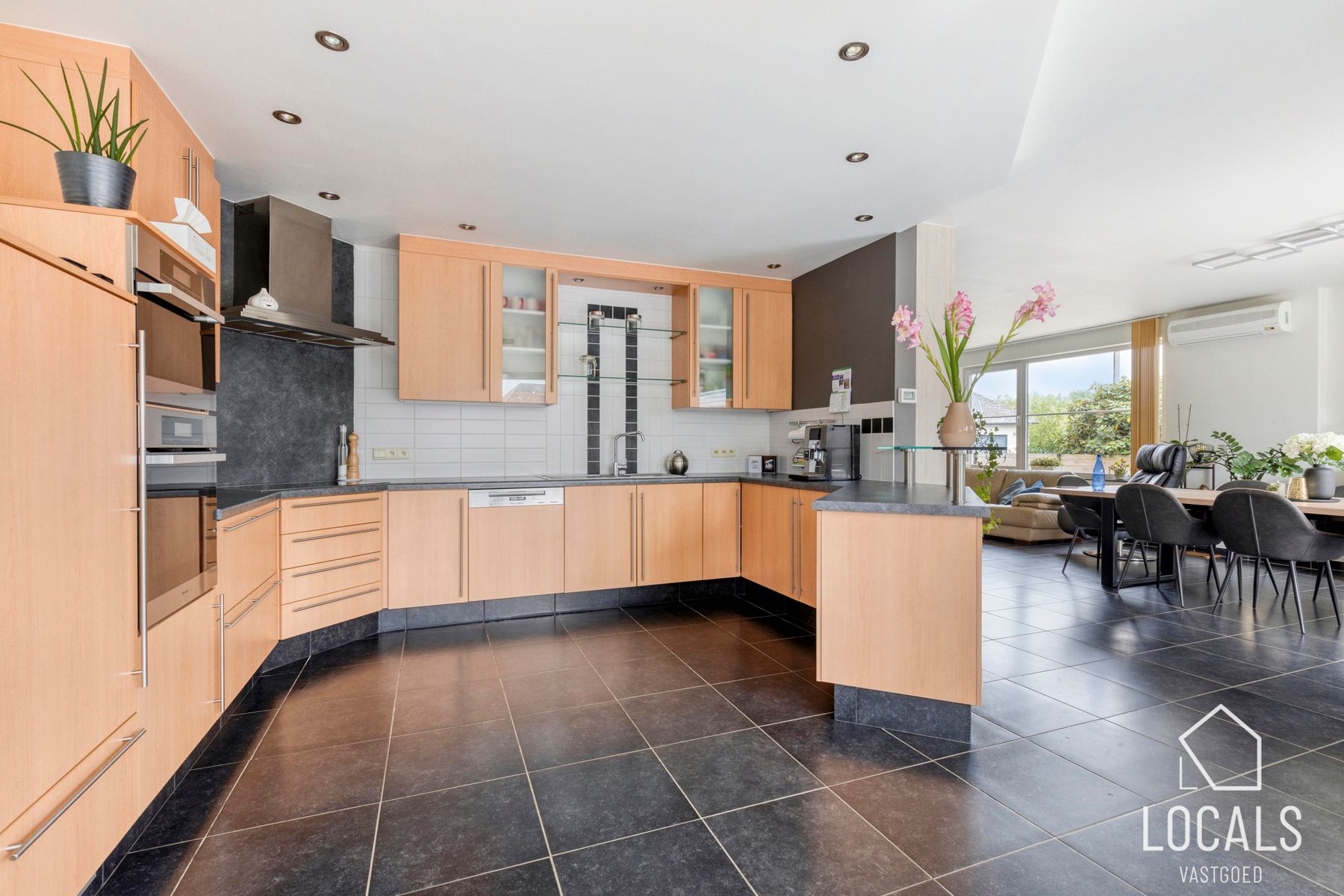 Instapklare halfopen bebouwing met tal van luxueuze extra’s foto 8