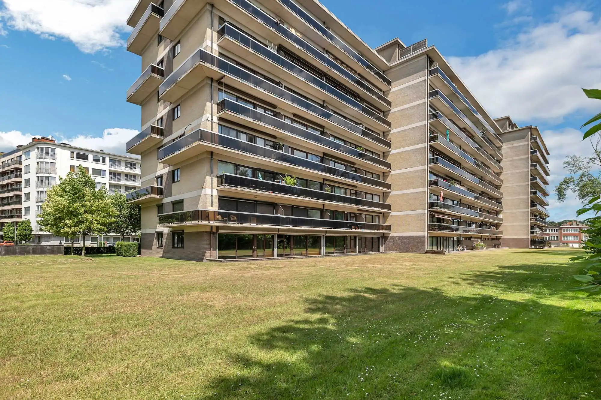 Instapklaar commercieel gelijkvloers op strategische locatie foto 2