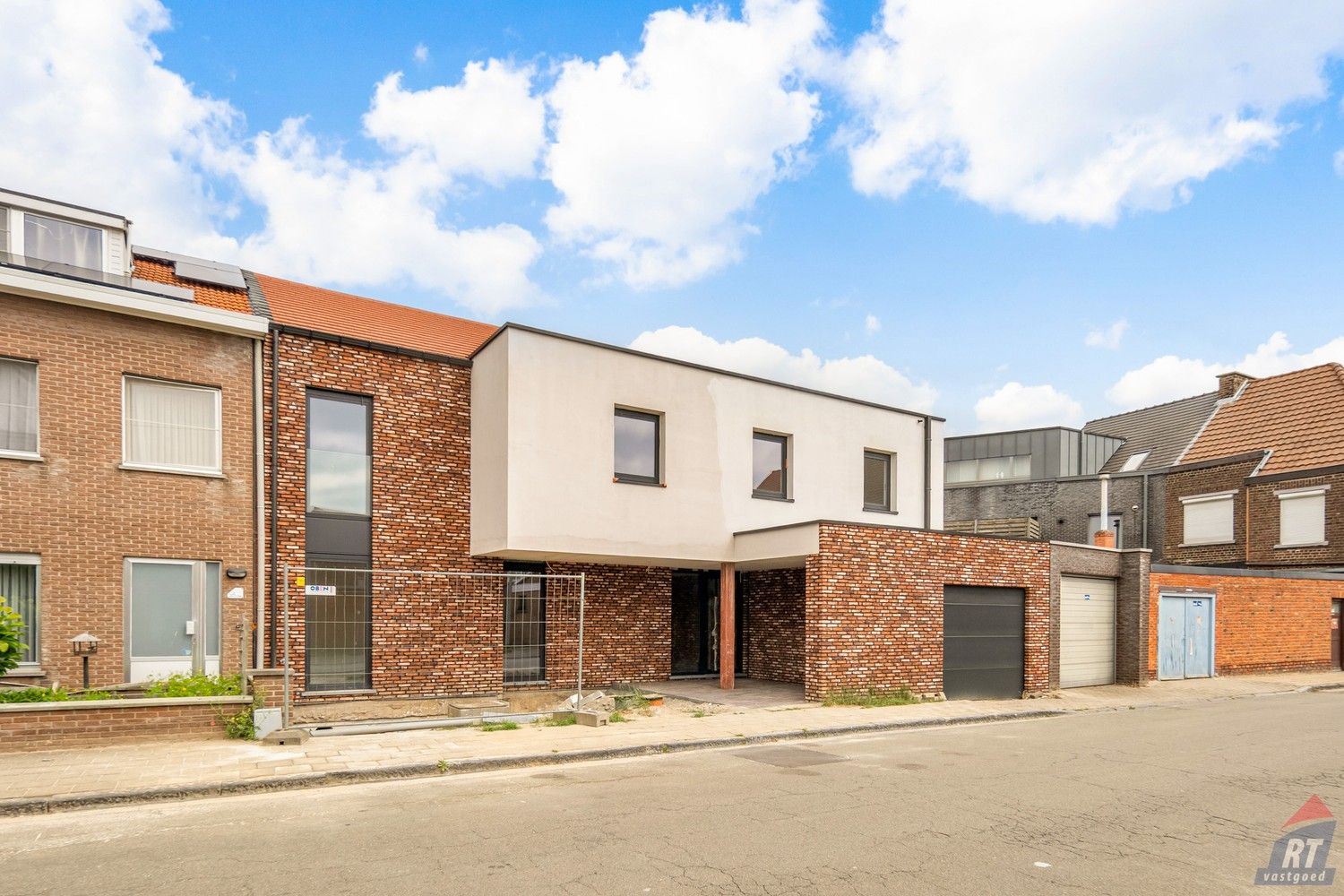 Af te werken nieuwbouwappartement met 2 slaapkamers foto {{pictureIndex}}
