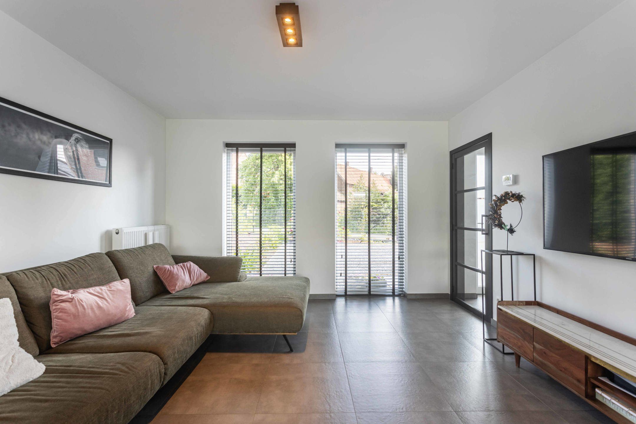 Recente (nieuw)bouwwoning  op een gunstige locatie foto 6