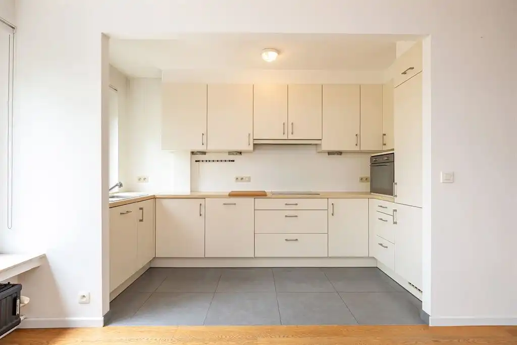 Instapklaar tweeslaapkamerappartement met garage foto 4