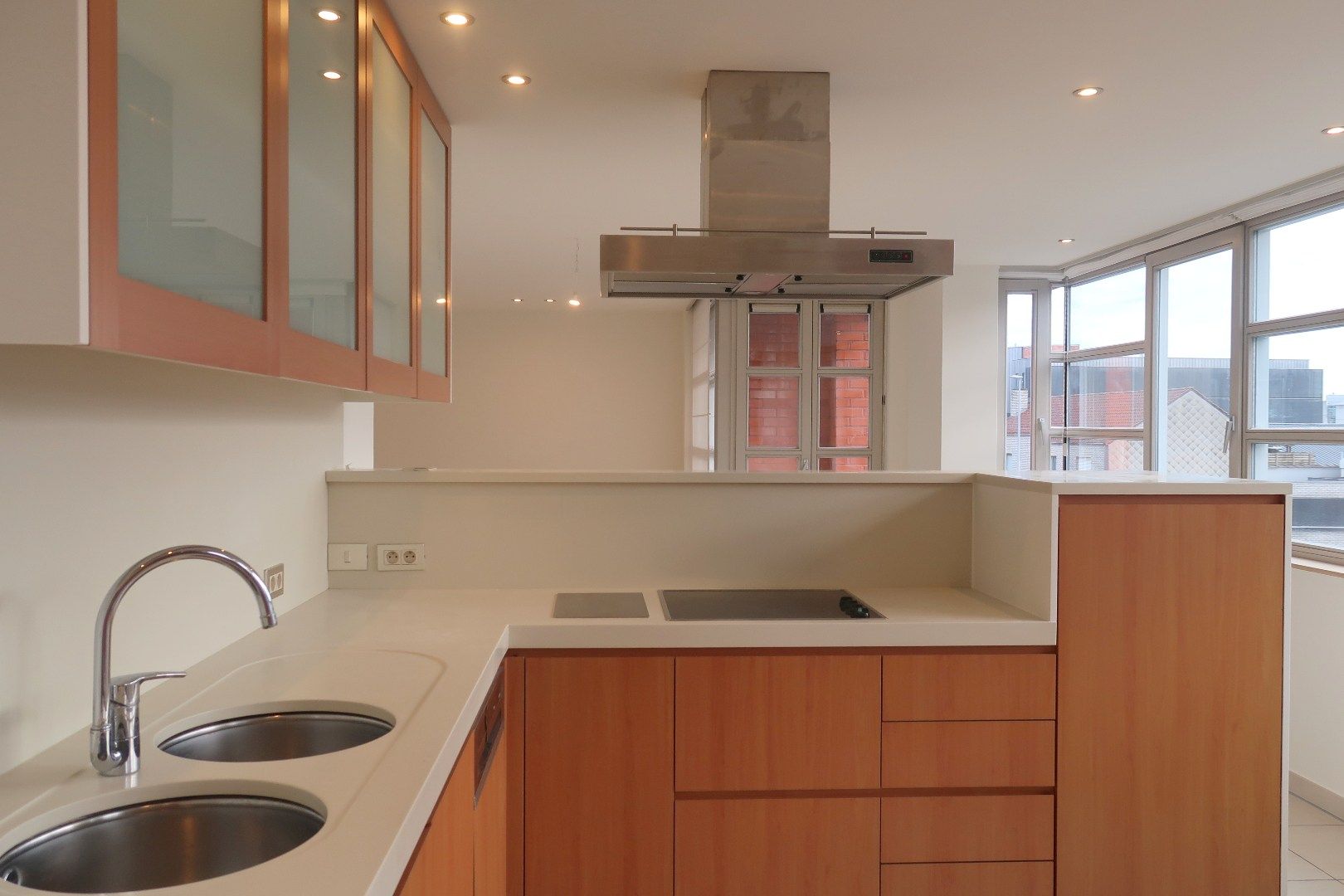 Ruim instapklaar appartement met 2 slaapkamers en 3 terrassen nabij het centrum van Roeselare foto 3