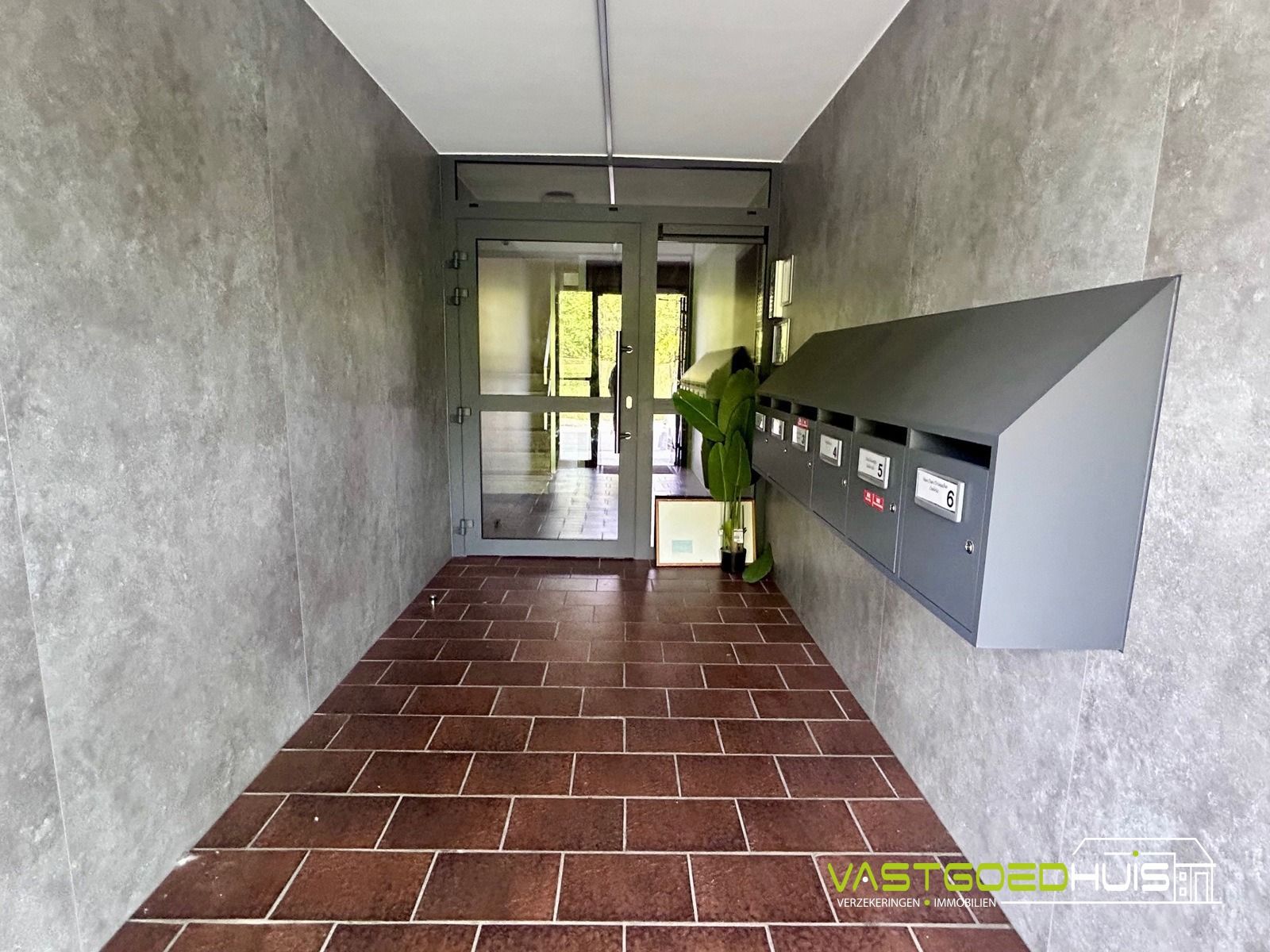 Ruim, gelijkvloers appartement met terras foto 4