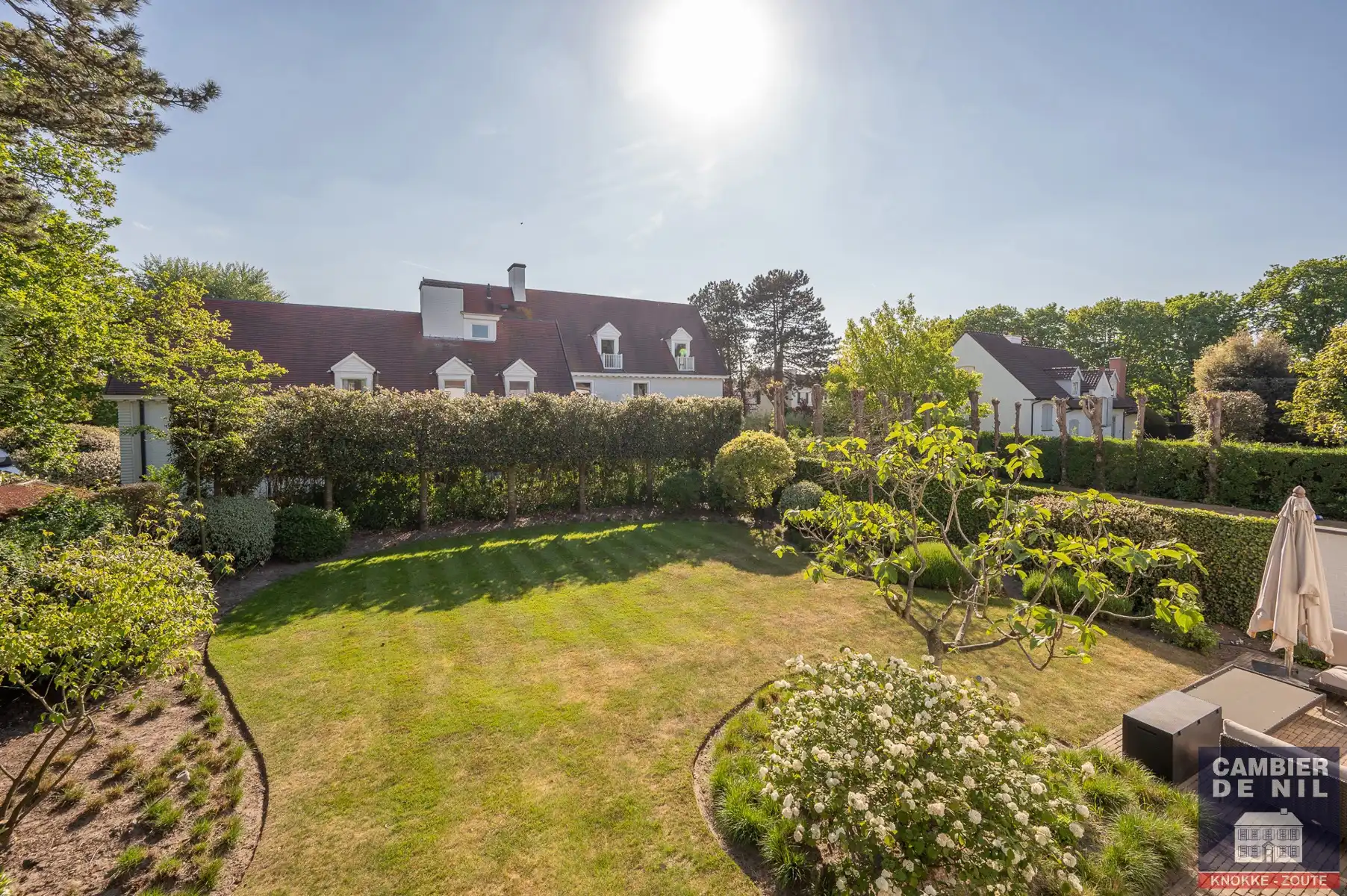 Ruime, gemeubelde koppelvilla aan de Royal Zoute Tennisclub. foto 23