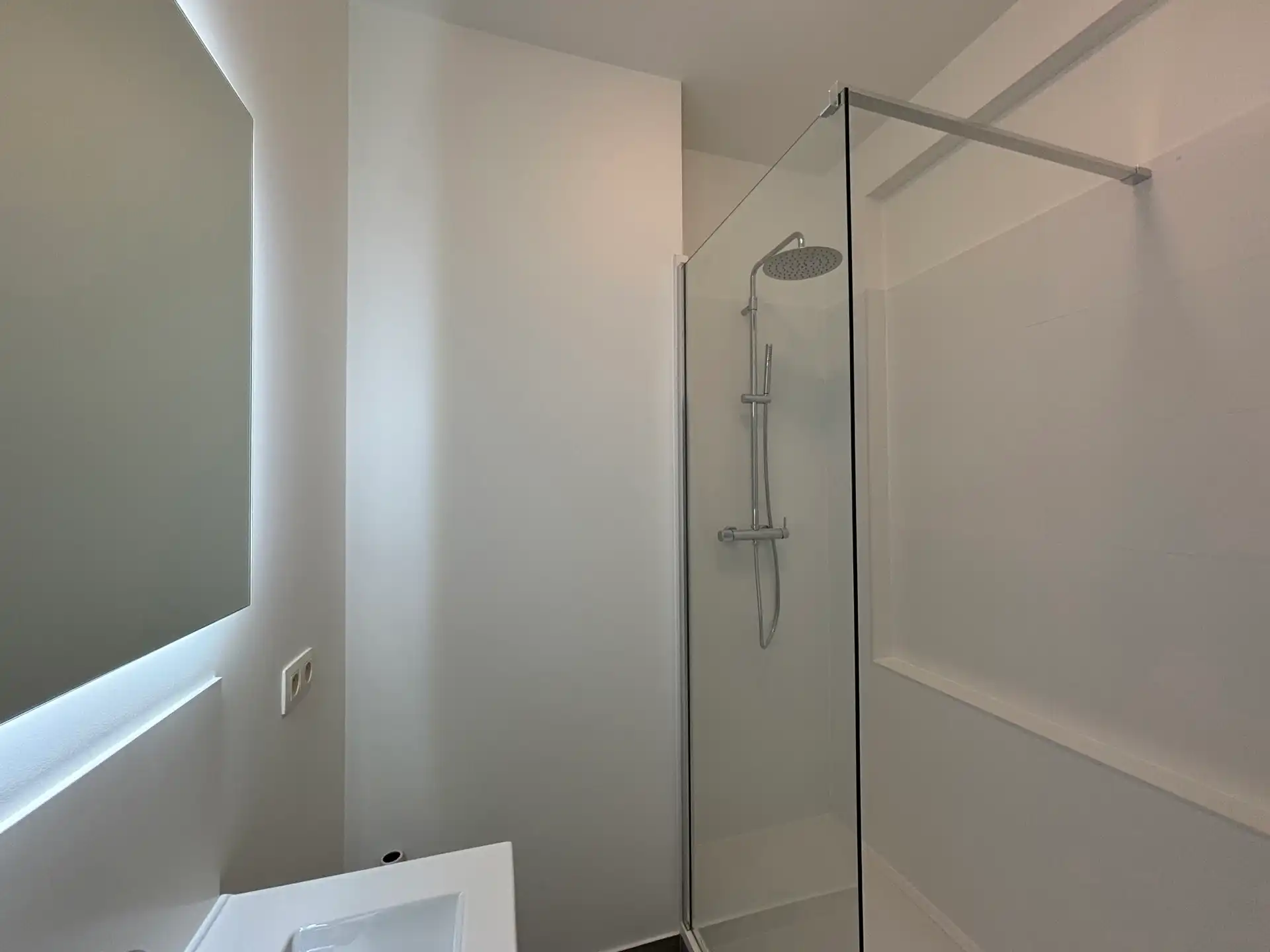 UKKEL, gerenoveerd appartement met 2 slaapkamers foto 4