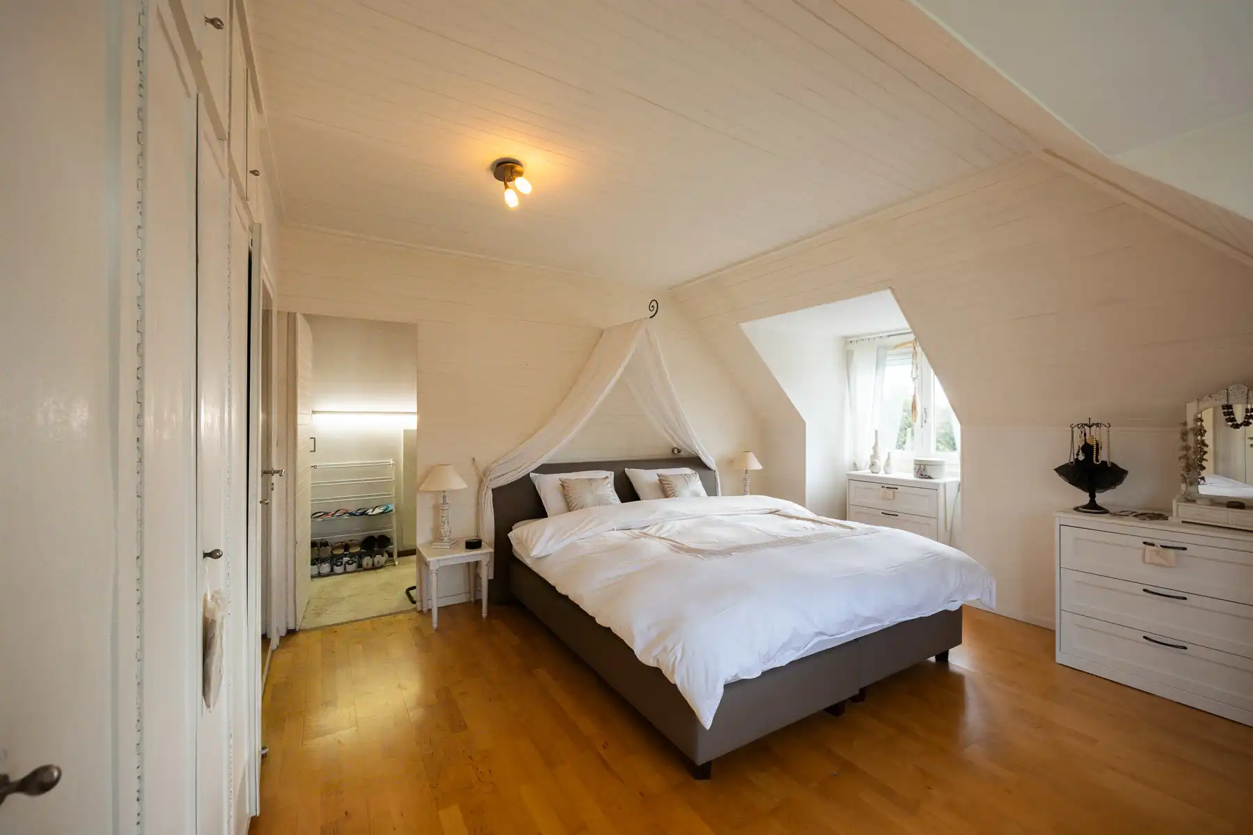 Rustig en groen gelegen statige, instapklare villa foto 26