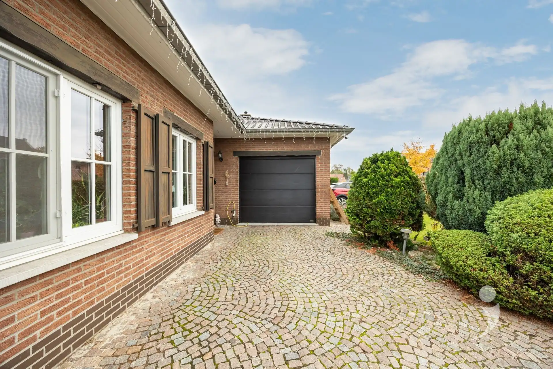 Gerenoveerde bungalow met zwembad in een rustige woonwijk foto 33