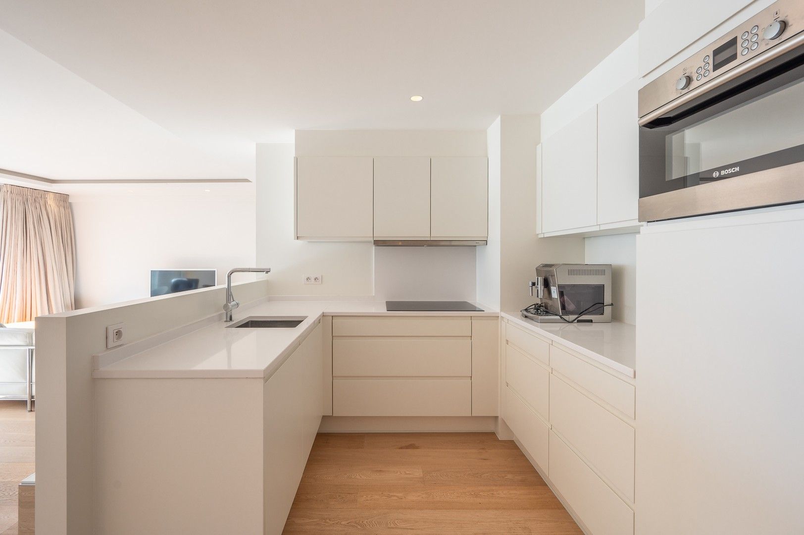 Hedendaags appartement genietend van een open zicht, centraal gelegen op de Kustlaan in het Zoute. foto 5