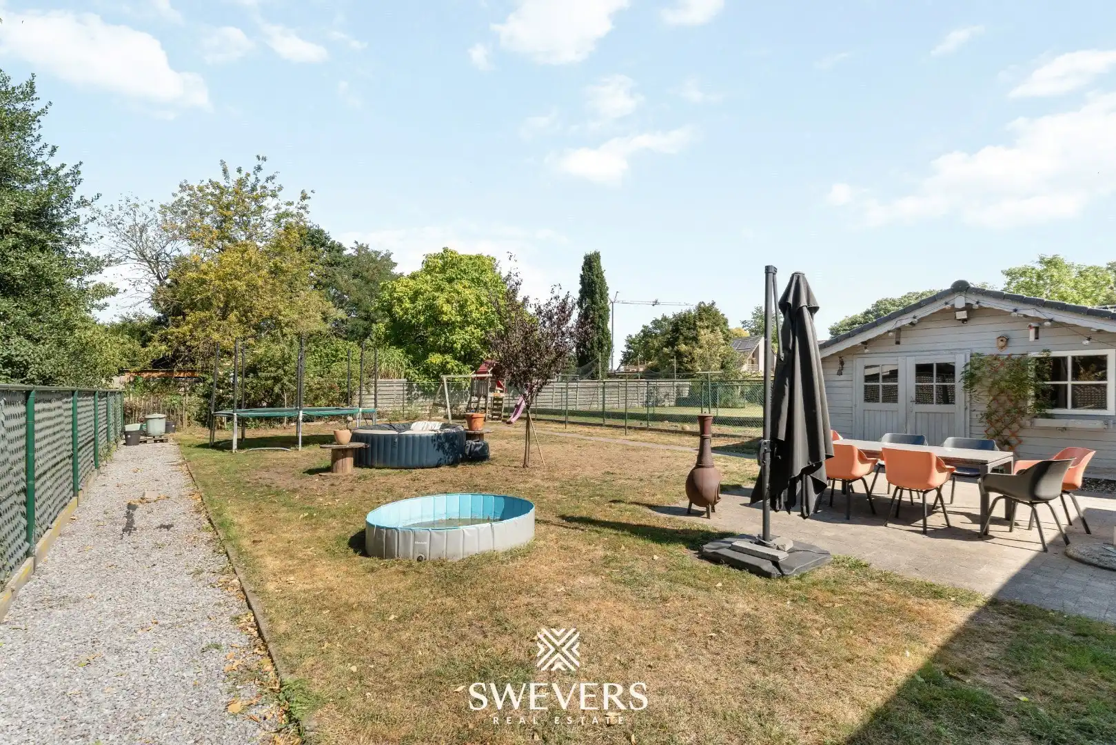 Ruime open bebouwing met nieuwe keuken en veranda foto 27