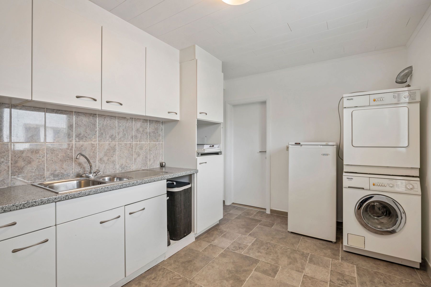 Charmante gerenoveerde woning met ruime garage & magazijn foto 9