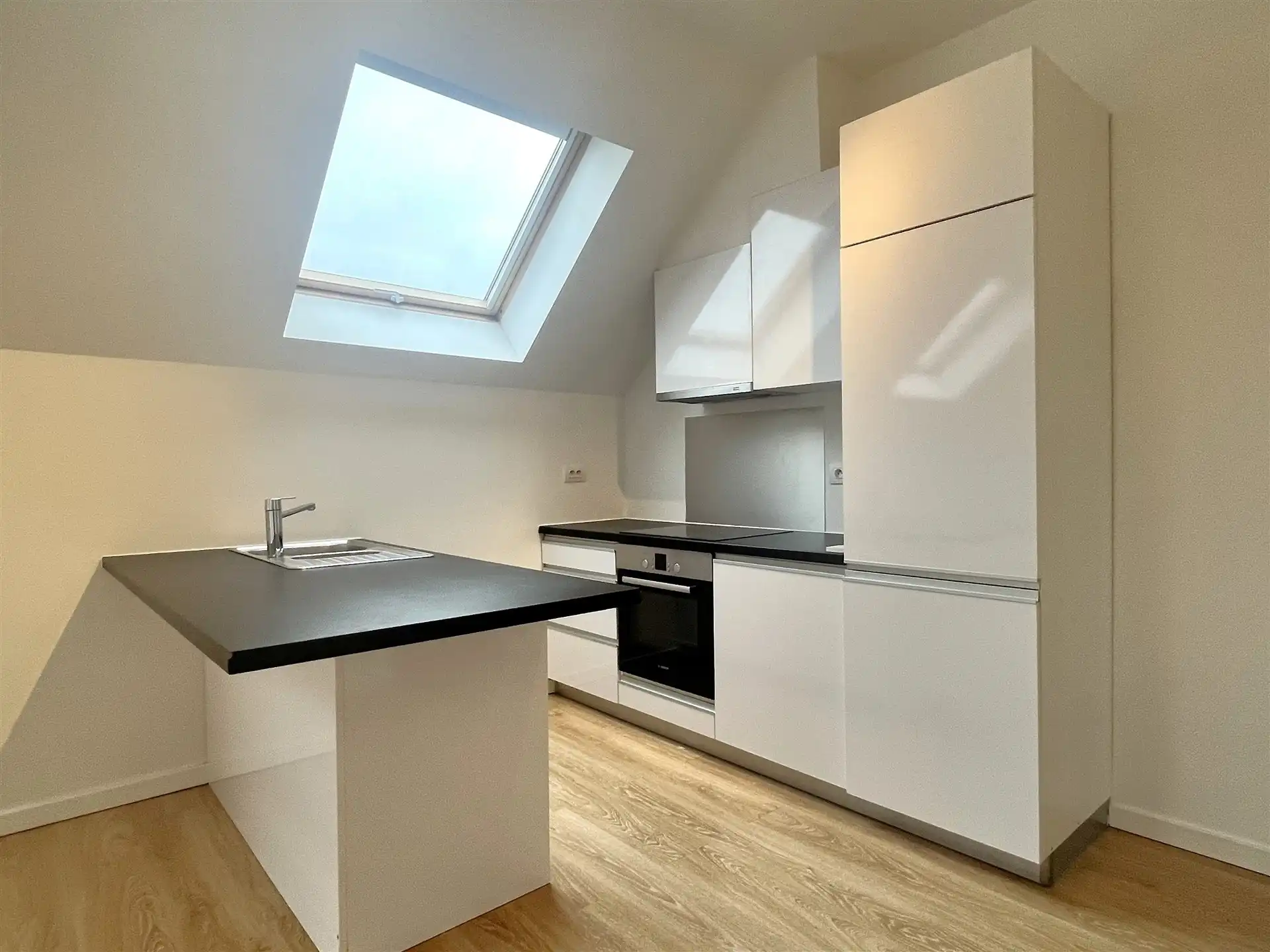 Lichtrijk appartement op toplocatie in Deurne! foto 3