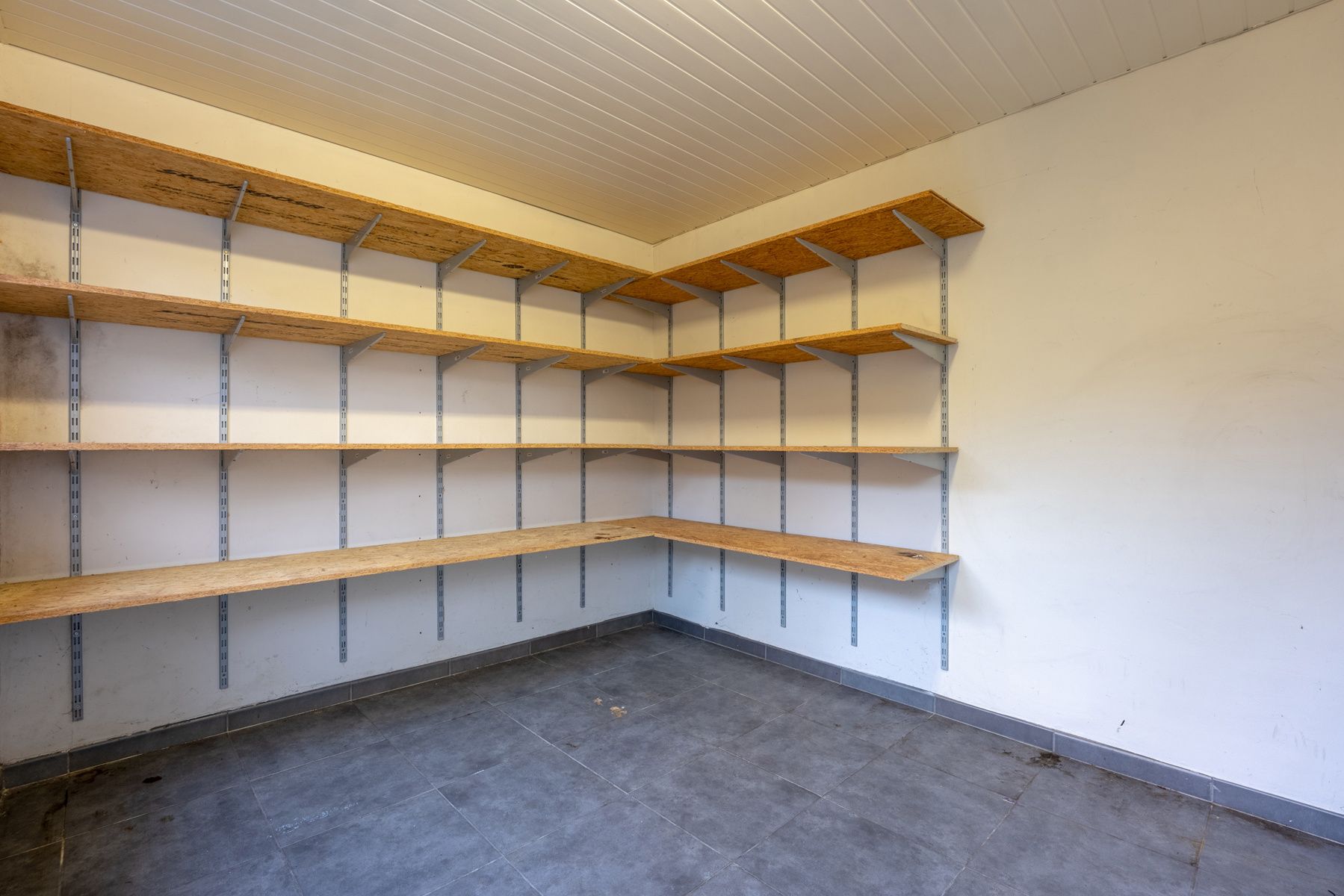 Te renoveren woning met 2 slaapkamers, ruime oprit en tuin! foto 12