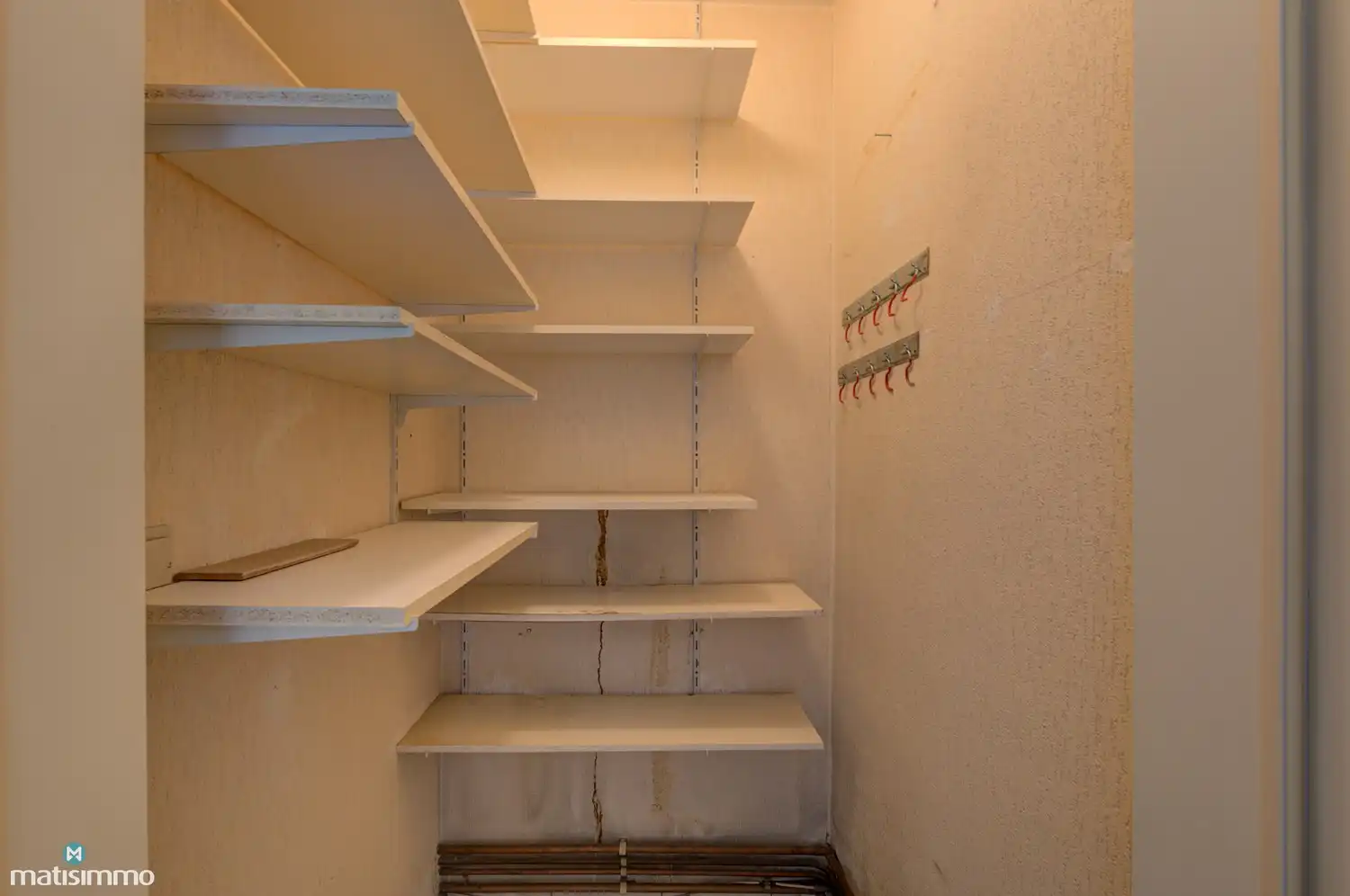 GELIJKVLOERS APPARTEMENT MET 2 SLAAPKAMERS, RUIME GARAGE, AUTOSTAANPLAATS EN KELDERBERGING TE LANAKEN foto 18